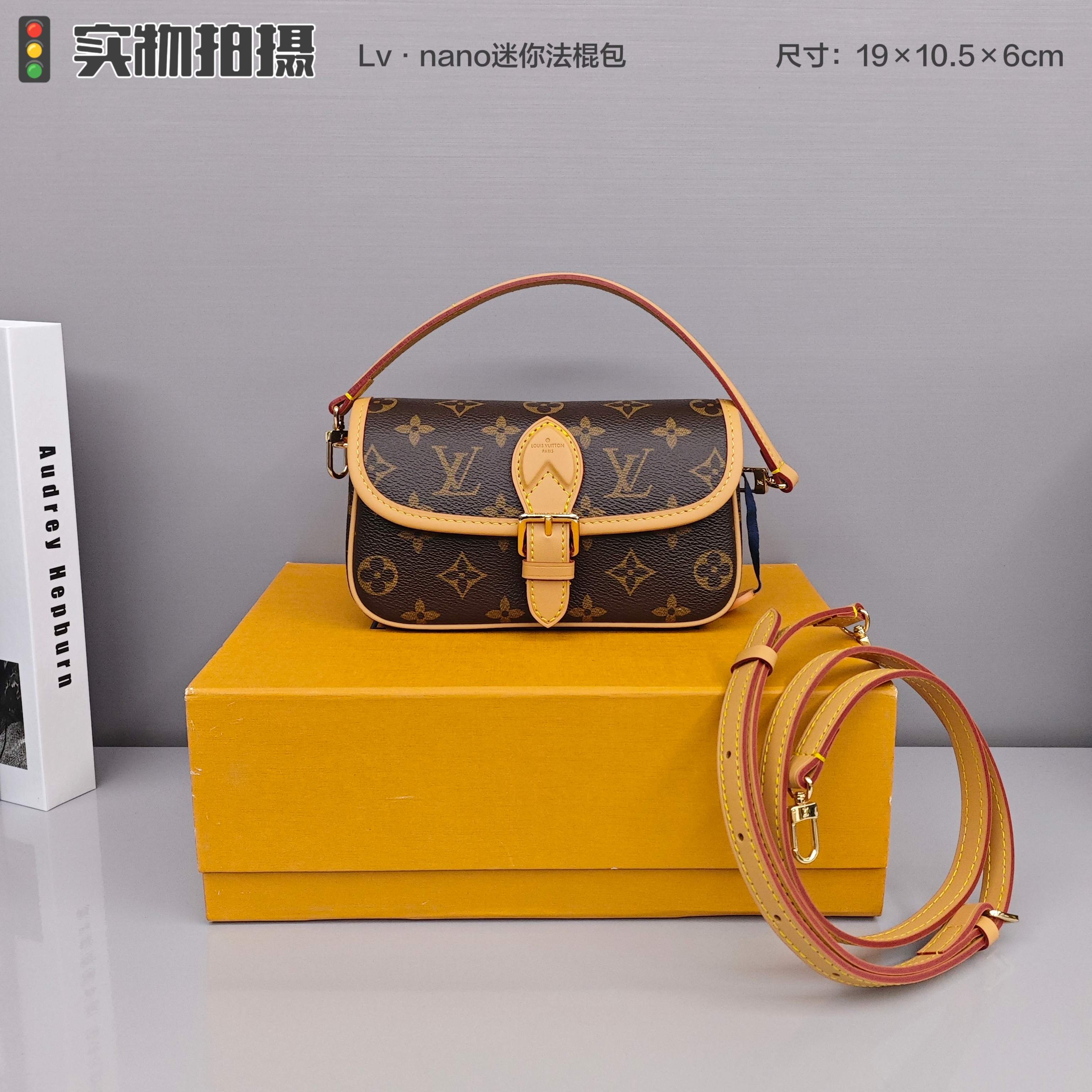 Lv nano迷你法棍包💰260
以Monogram Empreinte 皮革浓缩 Diane 手袋的经典构型，复现圆润翻盖和腰带式开合等原型细节，充裕空间可收纳手机和日常所需，可拆卸手柄和可拆卸并调节的肩带实现灵活背携，昼夜场合皆宜。 
尺寸：19×10.5×6cm