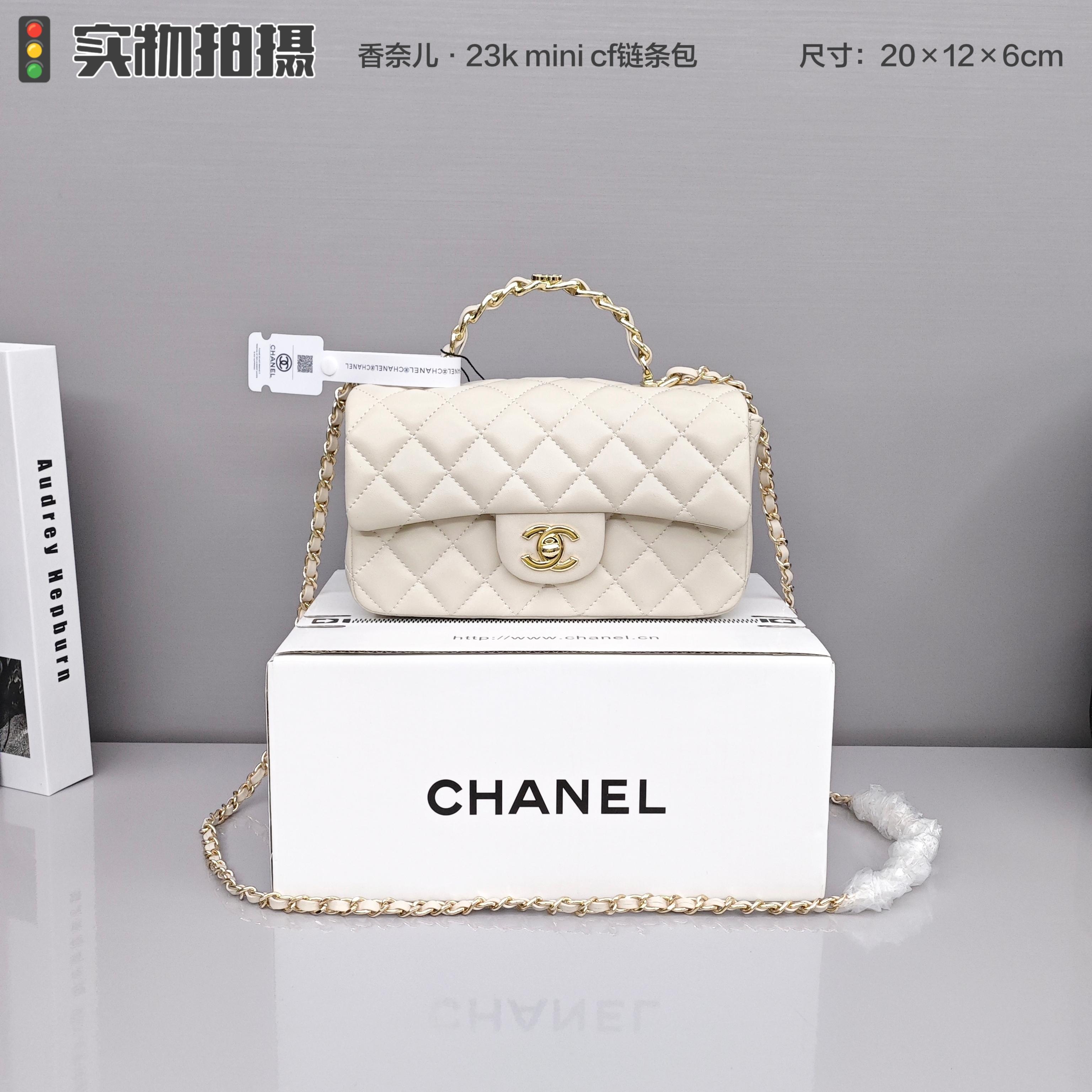 香奈儿23k mini cf💰300 这季手柄跟以往不一样，金属装饰是加分项，更加精致复古，容量一如既往的够用，可以放手机等日常琐碎用品，可以手提、斜挎、优雅知性、高级。 规格：20×12×6cm