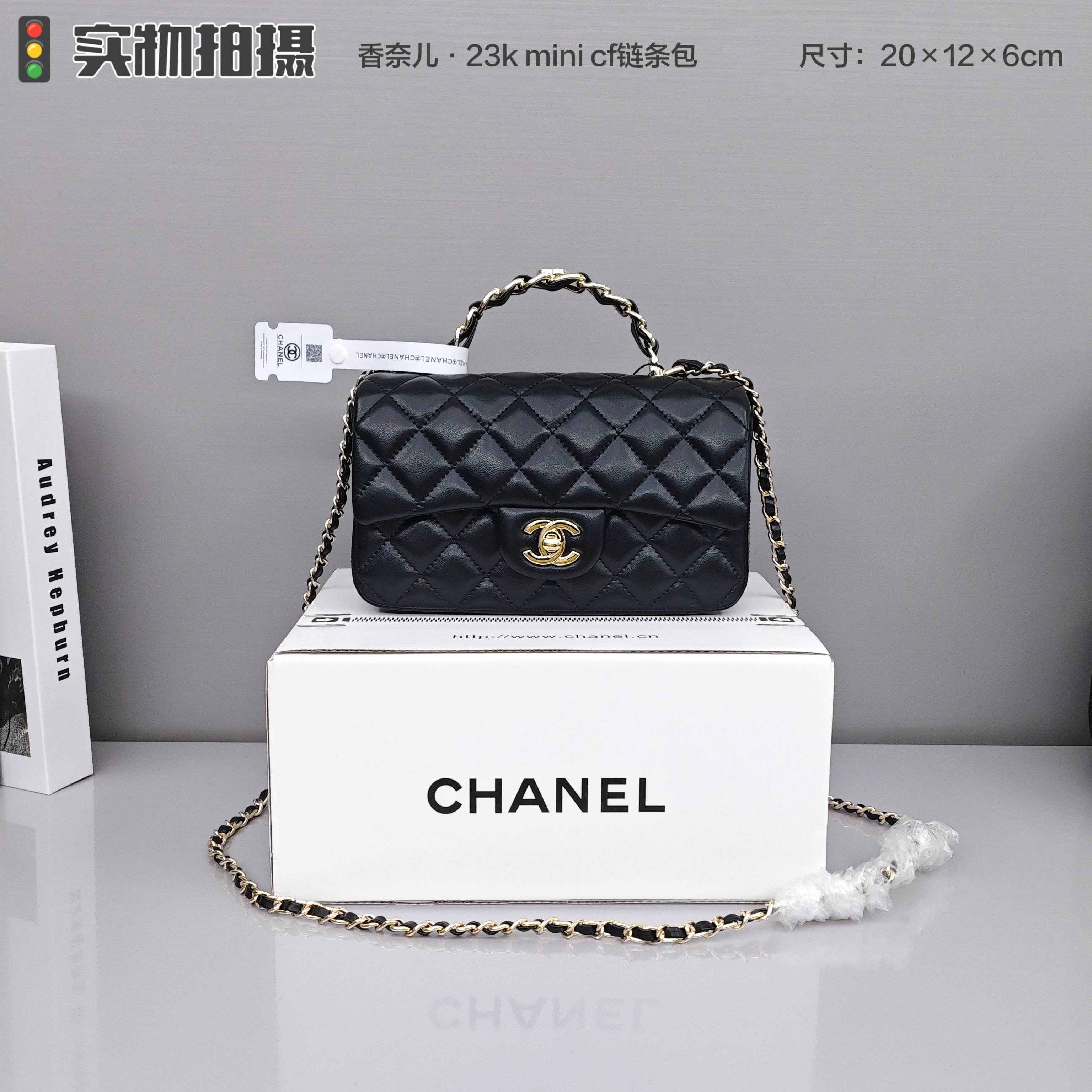 香奈儿23k mini cf💰300 这季手柄跟以往不一样，金属装饰是加分项，更加精致复古，容量一如既往的够用，可以放手机等日常琐碎用品，可以手提、斜挎、优雅知性、高级。 规格：20×12×6cm