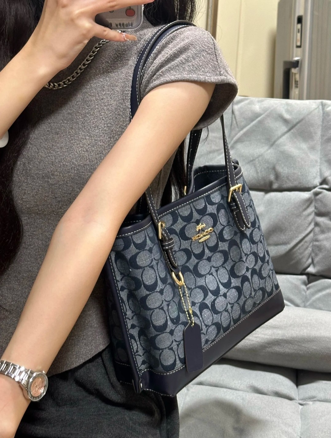 💰280
蔻驰mollie25香布蕾,可盐可甜超实用托特。
 尺寸：25×20×12cm