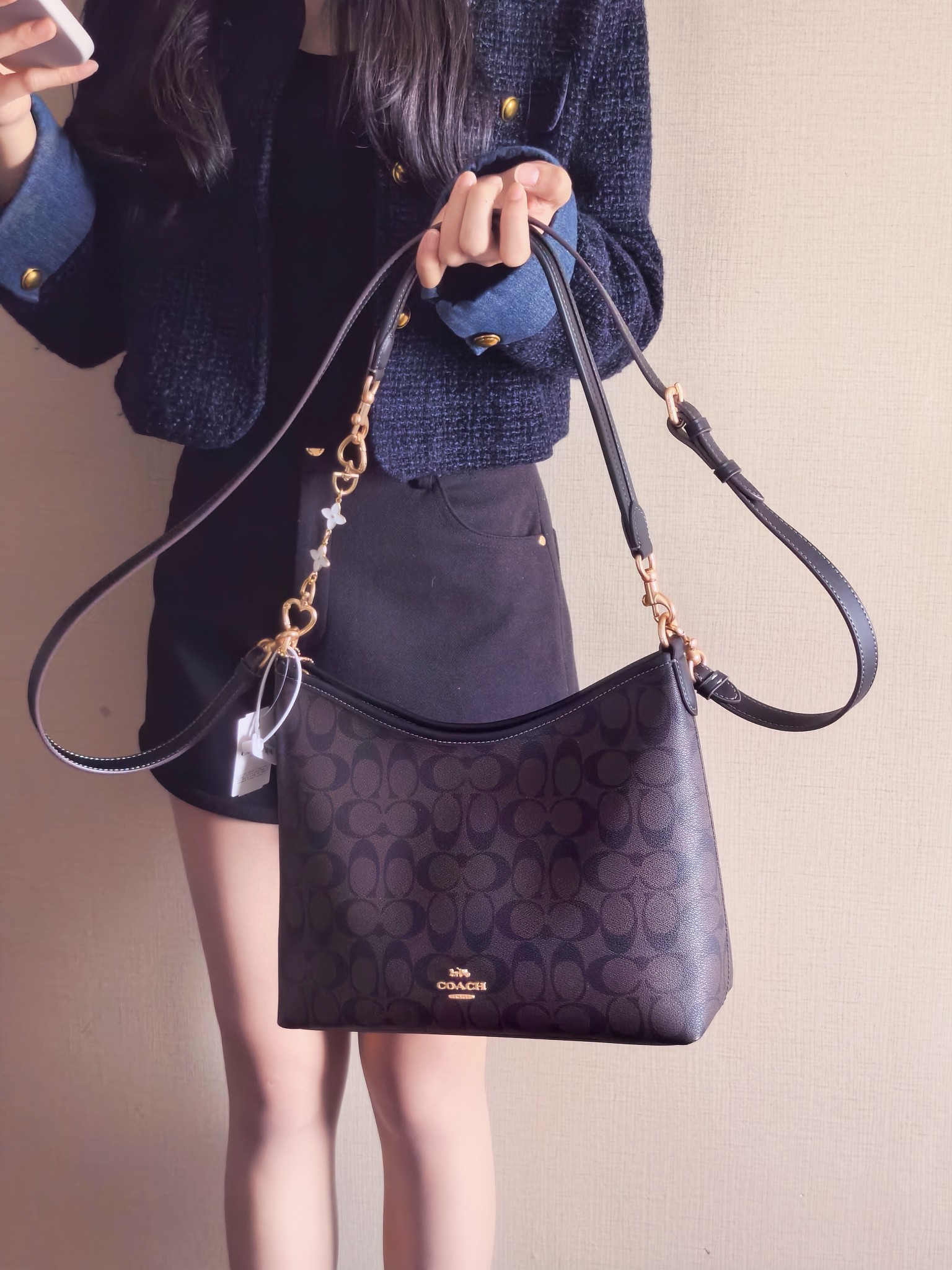 蔻驰Carryall流浪包💰280 经典老花料配头层牛皮材质,配长短两根肩带,手拎单肩斜挎都可以,慵懒造型,开口弧形设计,颜值与实用性并存,四季通用,百搭各种风格,简直是日常出行的神器。 规格:31×23×11cm