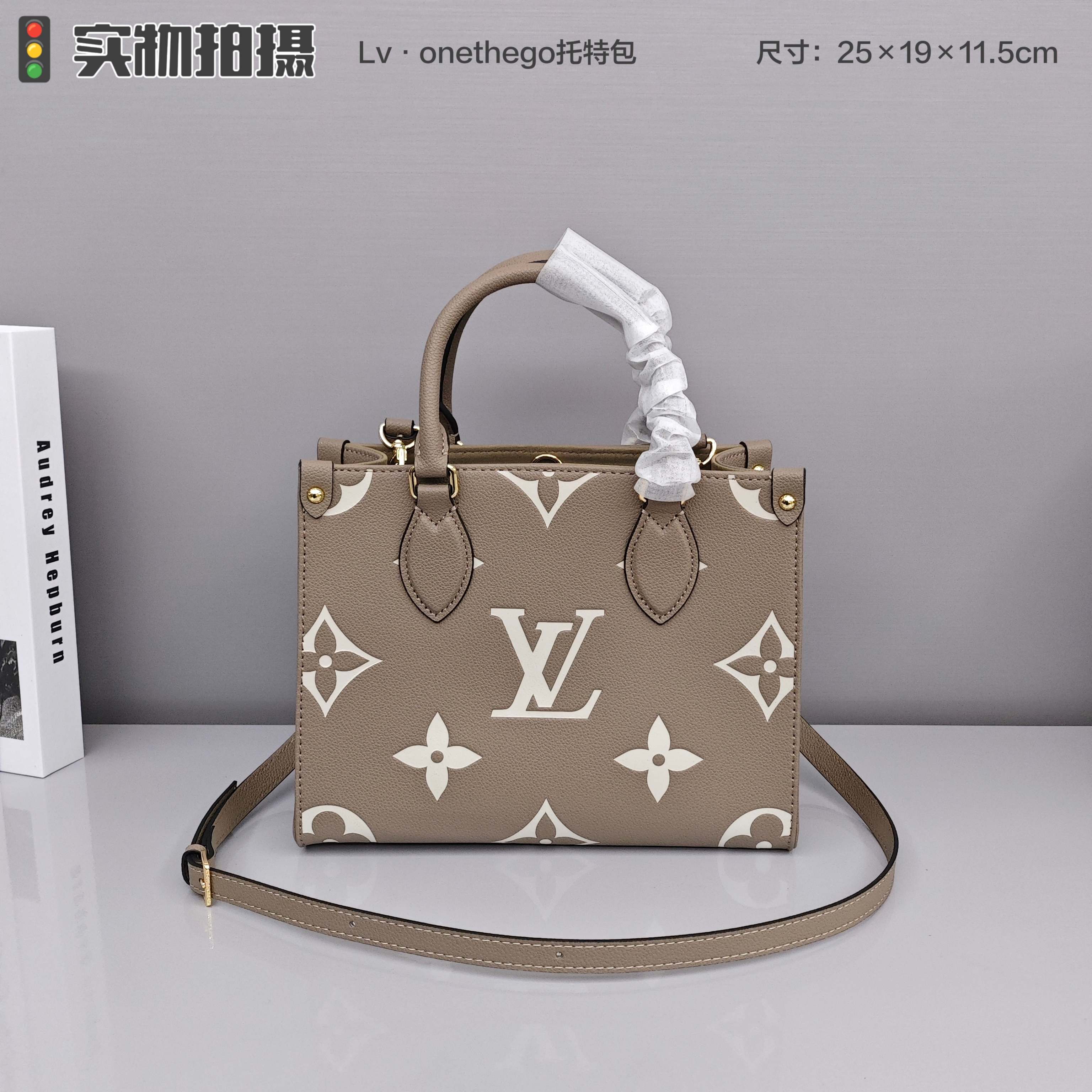 Lv onthego托特包💰320 向1968年的经典 sac plat手袋汲取灵感,以压印giant monogram 图案的 monogram empreinte 皮革成就缩微版本,可收纳 ipad等日常所需,灵活手柄和可调节肩带丰富背携选择。 规格:25×19×11.5cm