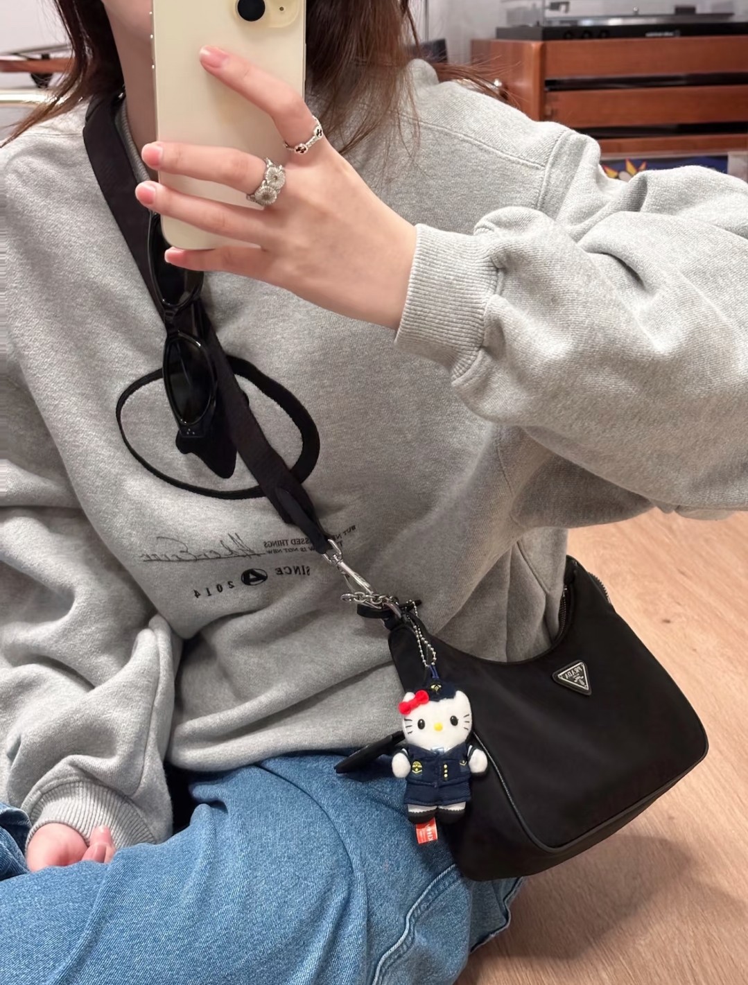 💰210
普拉达Hobo三合一，真的很有范儿。
 尺寸：22×18×6.5cm