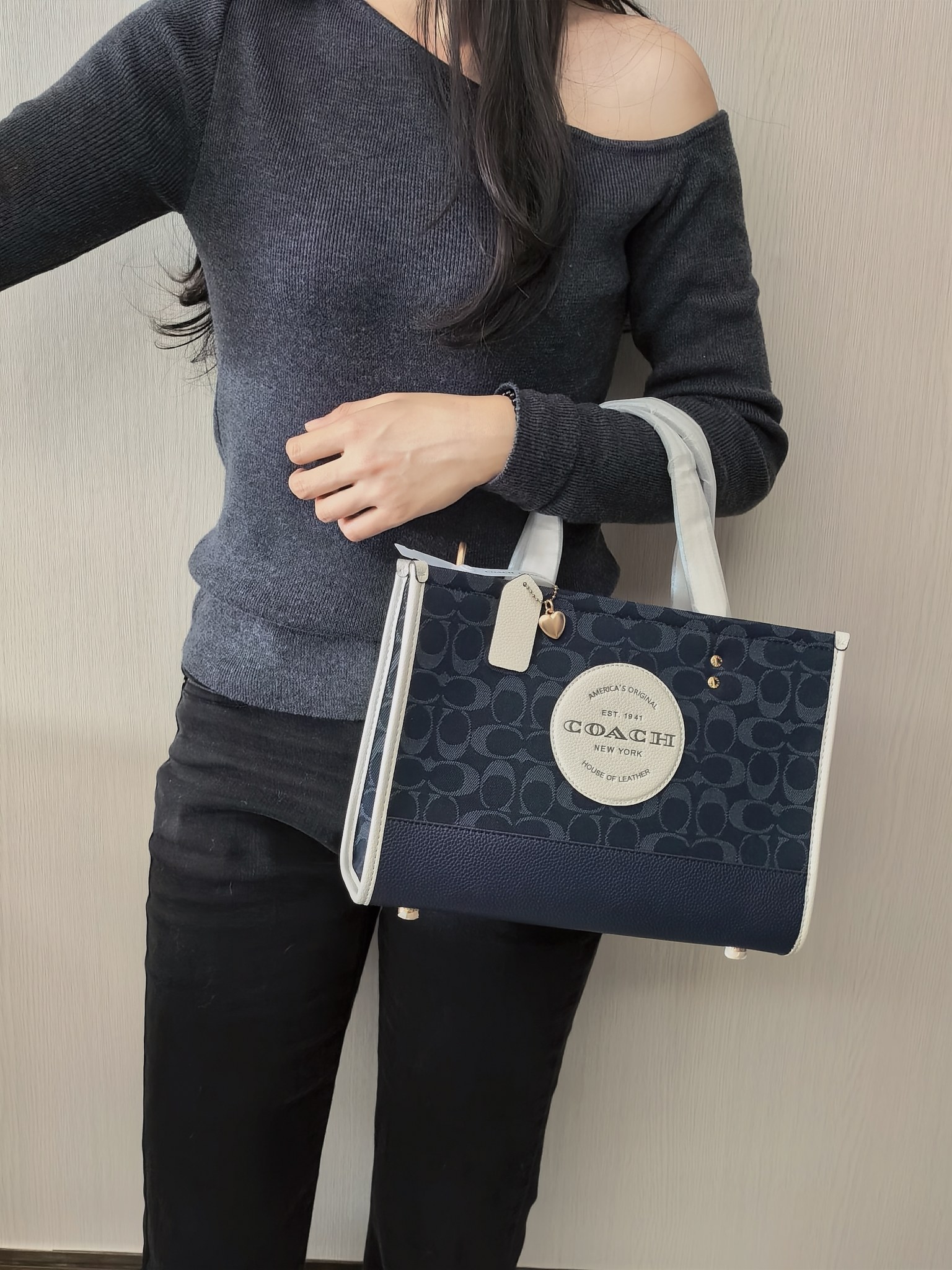 蔻驰Dempsey30托特包💰260 尺寸:30×23×13cm 特点:超级实用,通勤职场穿搭。 方式:(标配长肩带)可手拎可斜挎。