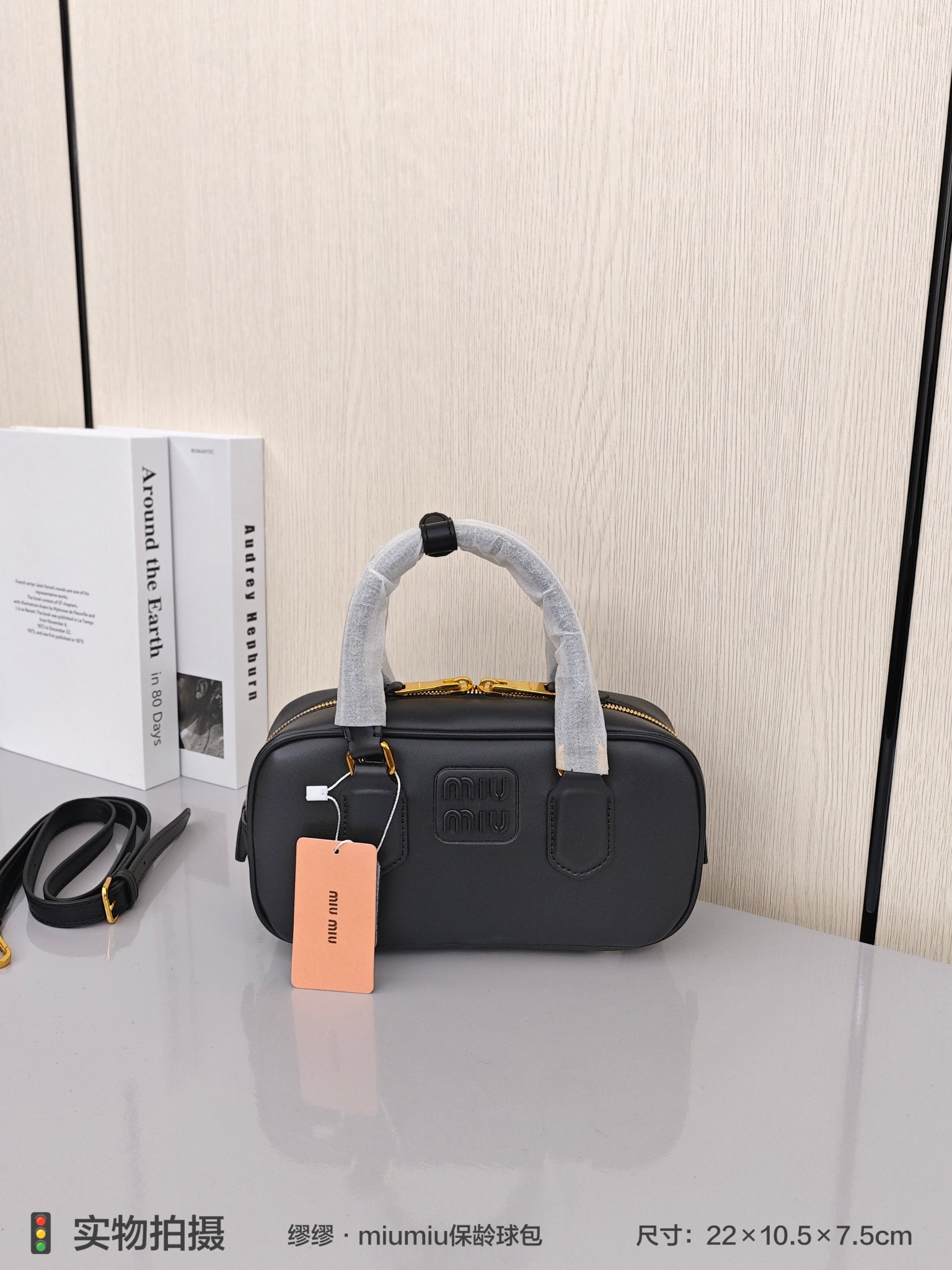 缪缪·miumiu保龄球包💰300
尺寸:22×10.5×7.5cm
特点:小巧精致,超火超百搭。
方式:双向拉链开合,可手拎可斜挎。