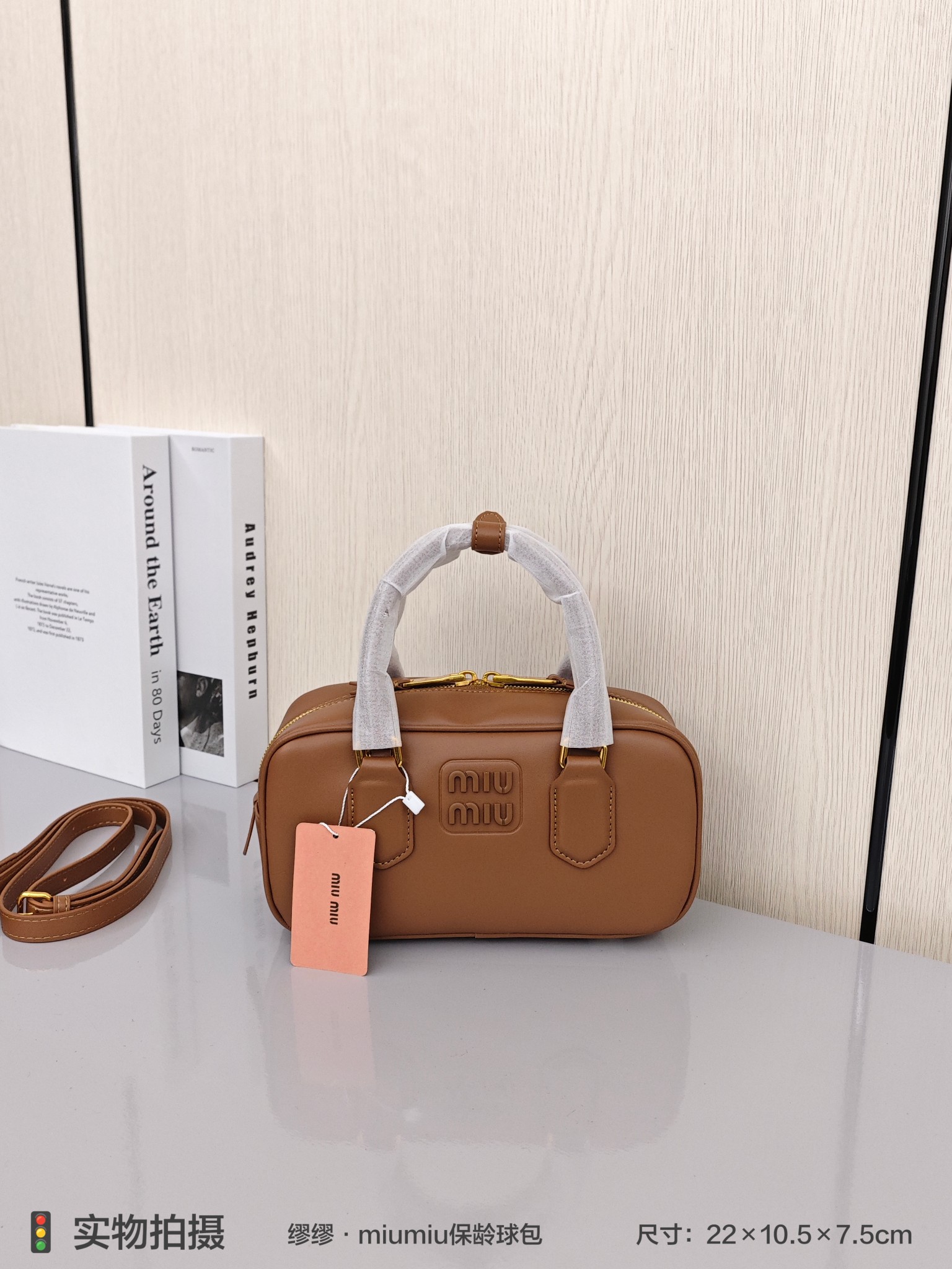 缪缪·miumiu保龄球包💰300
尺寸:22×10.5×7.5cm
特点:小巧精致,超火超百搭。
方式:双向拉链开合,可手拎可斜挎。