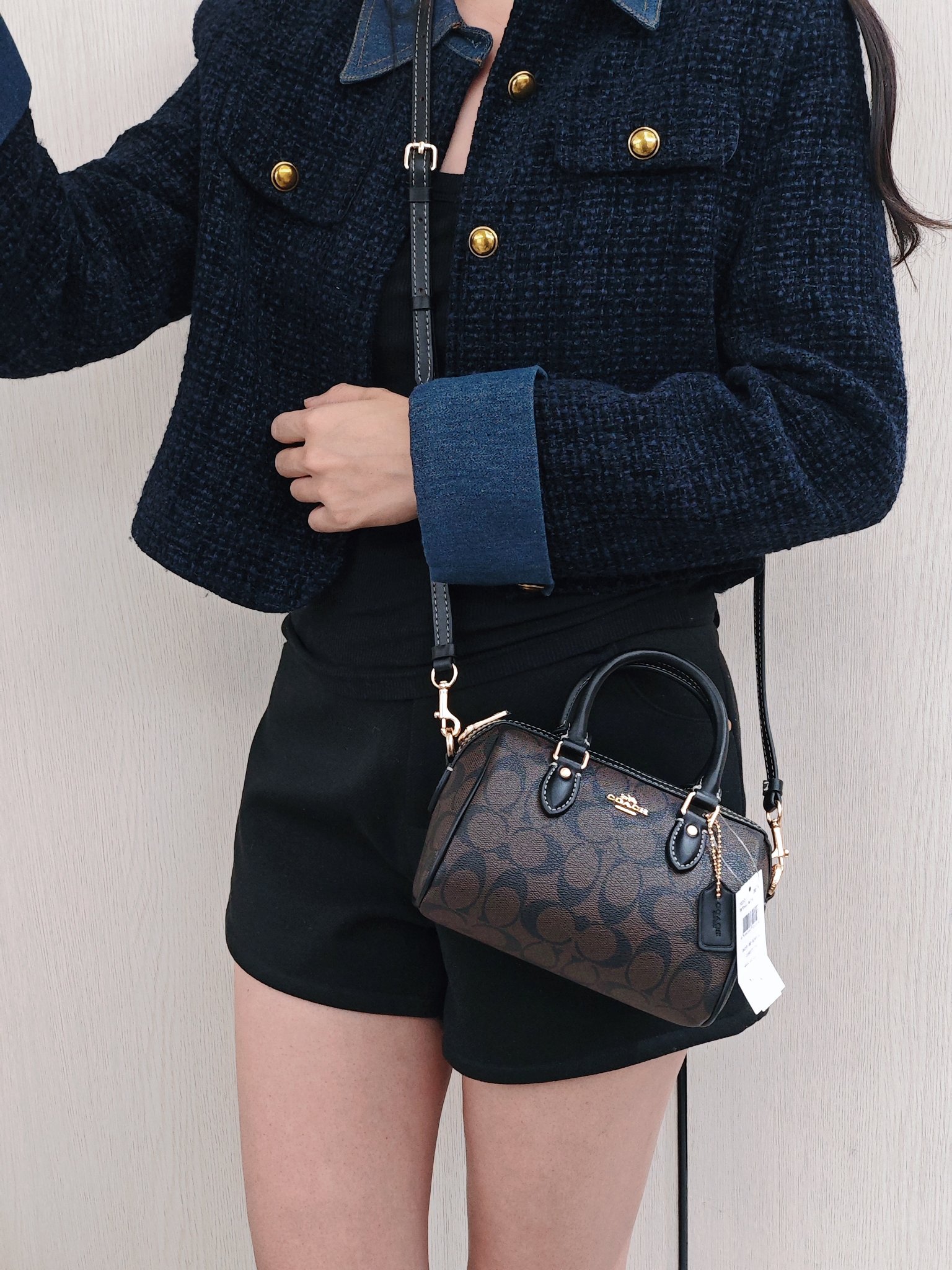 蔻驰波士顿枕头包💰220 尺寸:18×12×10cm 特点:经典枕头包版型,四季百搭。 方式:拉链式开合,可放下手机口红充电宝等随身物品,配有长肩带,可手拎可斜挎。