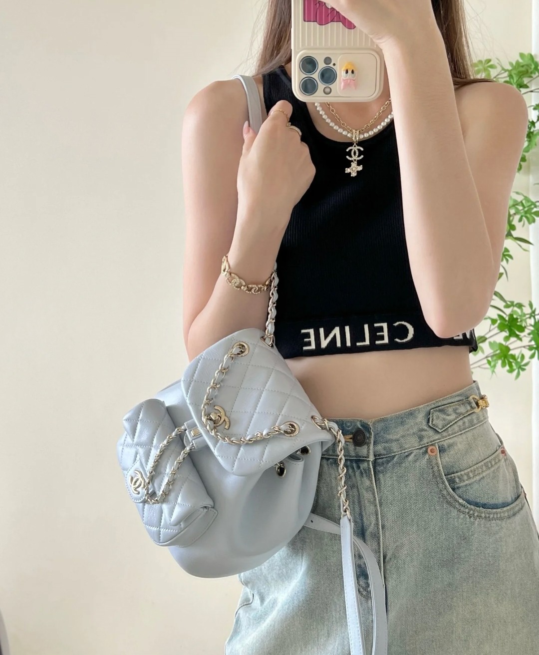 香奈儿Duma双肩包💰300 尺寸：22×21×18cm 特点：极具氛围感，精致超百搭。 方式：锁扣开合，小巧身材拥有宽裕容量，可手拎可斜挎可肩背。