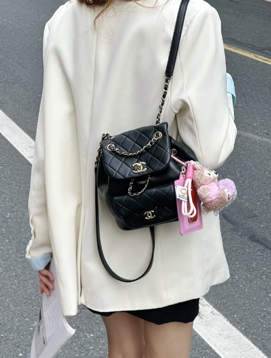 香奈儿Duma双肩包💰300 尺寸：22×21×18cm 特点：极具氛围感，精致超百搭。 方式：锁扣开合，小巧身材拥有宽裕容量，可手拎可斜挎可肩背。