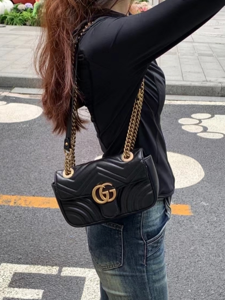 Gucci马蒙链条包💰300 尺寸 ：22×13×6cm 特点：富有识别度的衍缝设计和双G造型。 方式：锁扣翻盖开合，肩带有多种背法，可滑动自由转换，可腋下可斜挎。