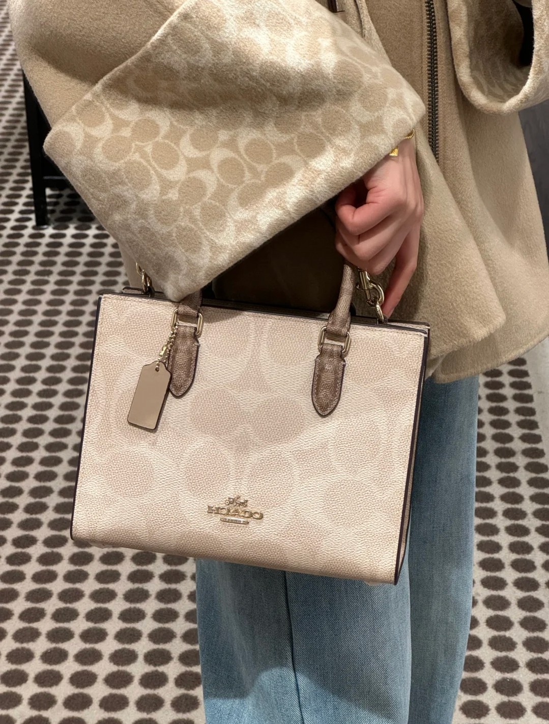 蔻驰·Maggie托特包💰300 尺寸：25×12×9cm 特点：经典耐看型，百搭有气场。 方式：拉链式开合，内置拉链口袋，配有可拆卸长肩带，可手拎可斜挎。