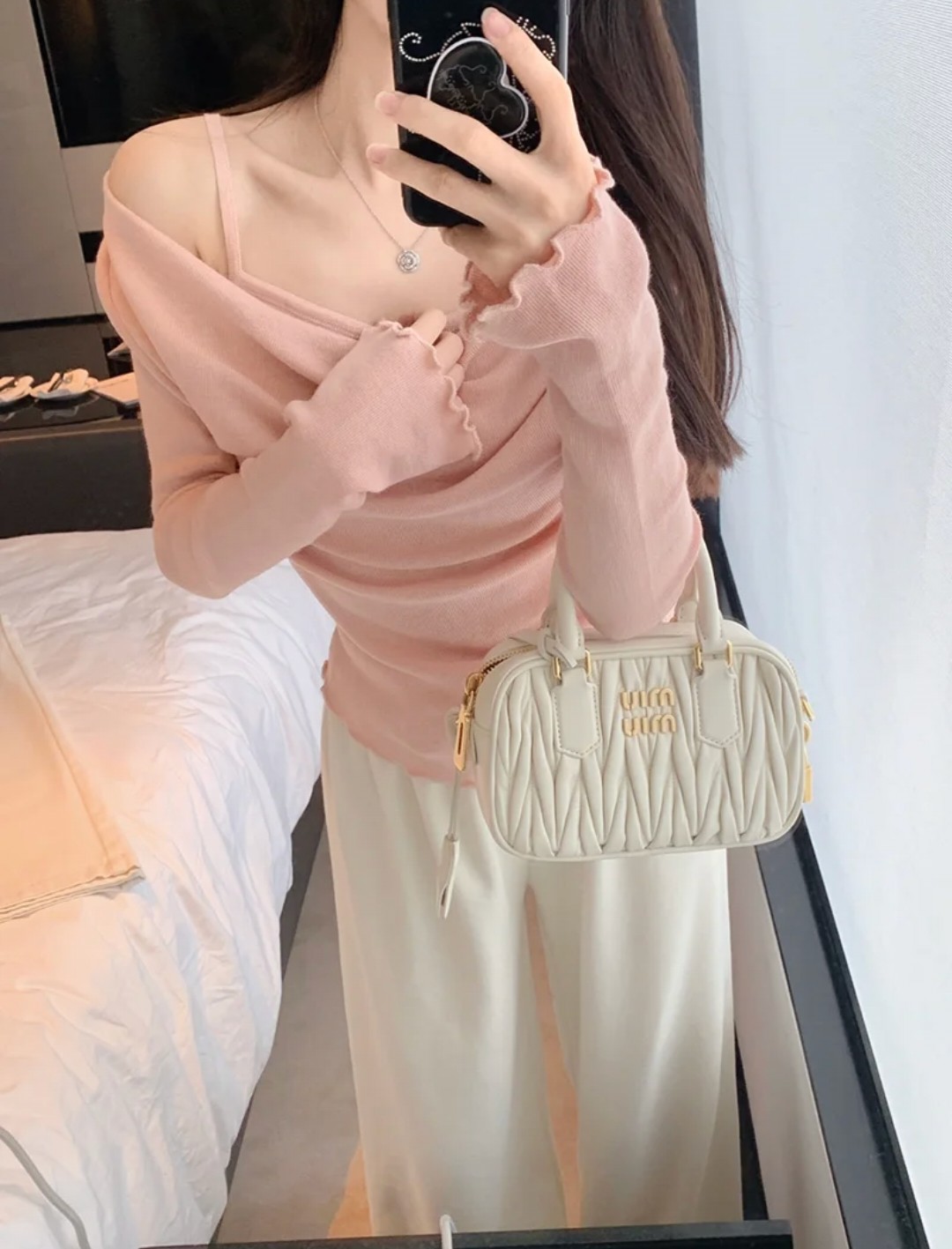 miumiu褶皱保龄球包💰300 尺寸:19×13×6cm 特点:风格优雅浪漫,材质柔软亲肤。 方式:拉链式开合,配有可拆卸长肩带,可手拎可斜挎。