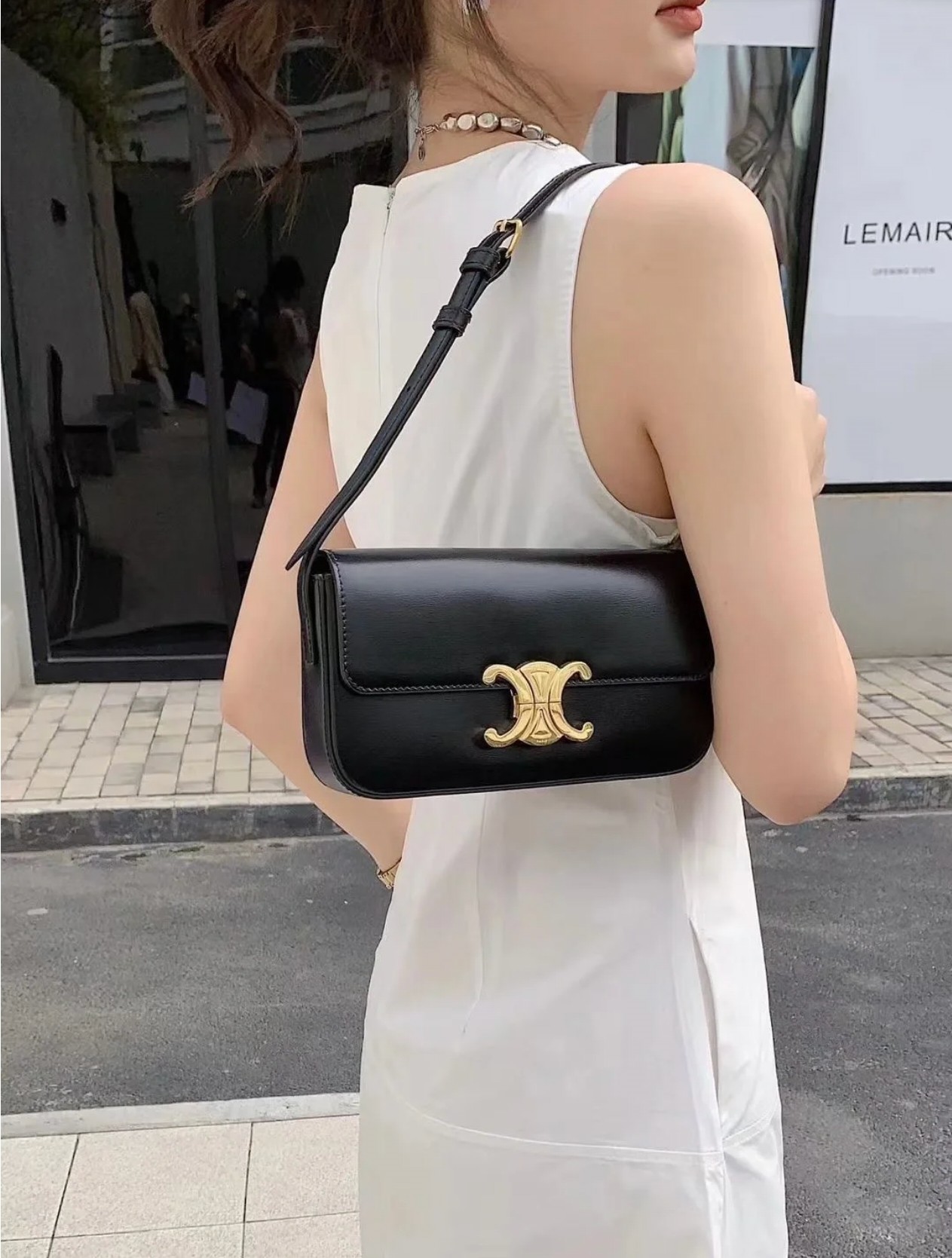 赛琳凯旋门腋下包 尺寸:20×10×4cm 特点:经典凯旋门设计,很高级很百搭. 方式:锁扣翻盖开合,肩带可调节,能放下手机等日常随身用品.