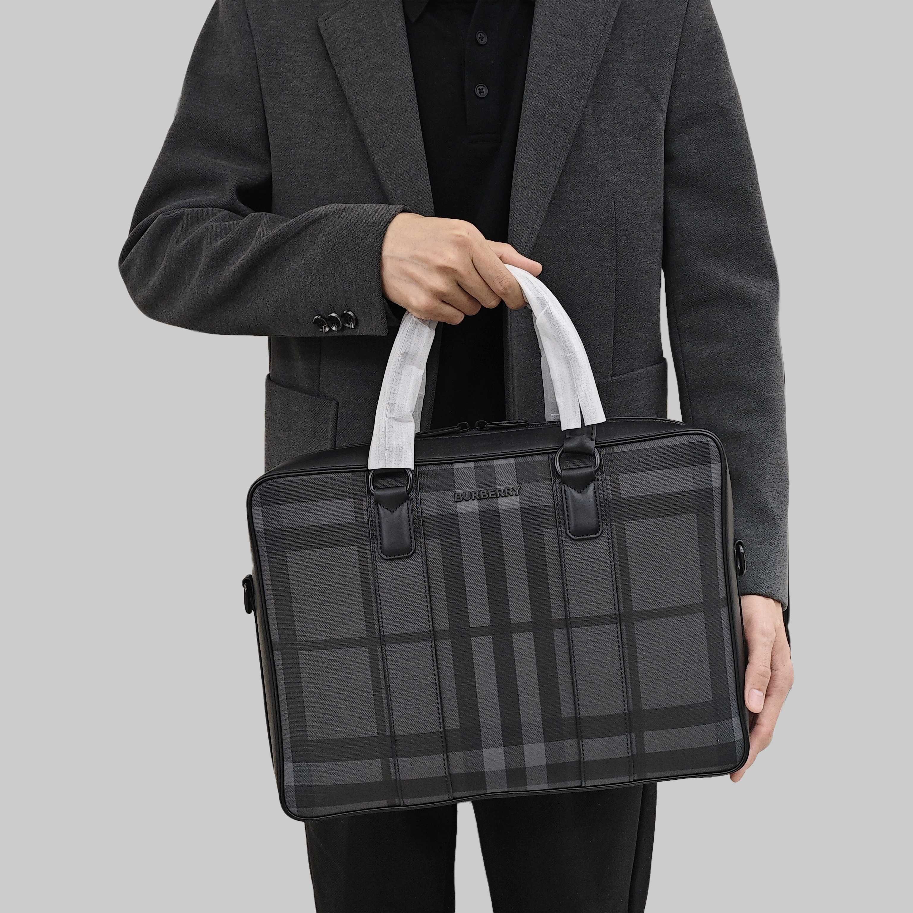 巴宝莉男士公文包💰280 尺寸:39×28×6cm 特点:风格商务休闲,通勤实用性高。 方式:拉链式开合,外置口袋夹层及内置平板夹层,空间宽裕,配有可拆卸背带,可手提可斜挎。