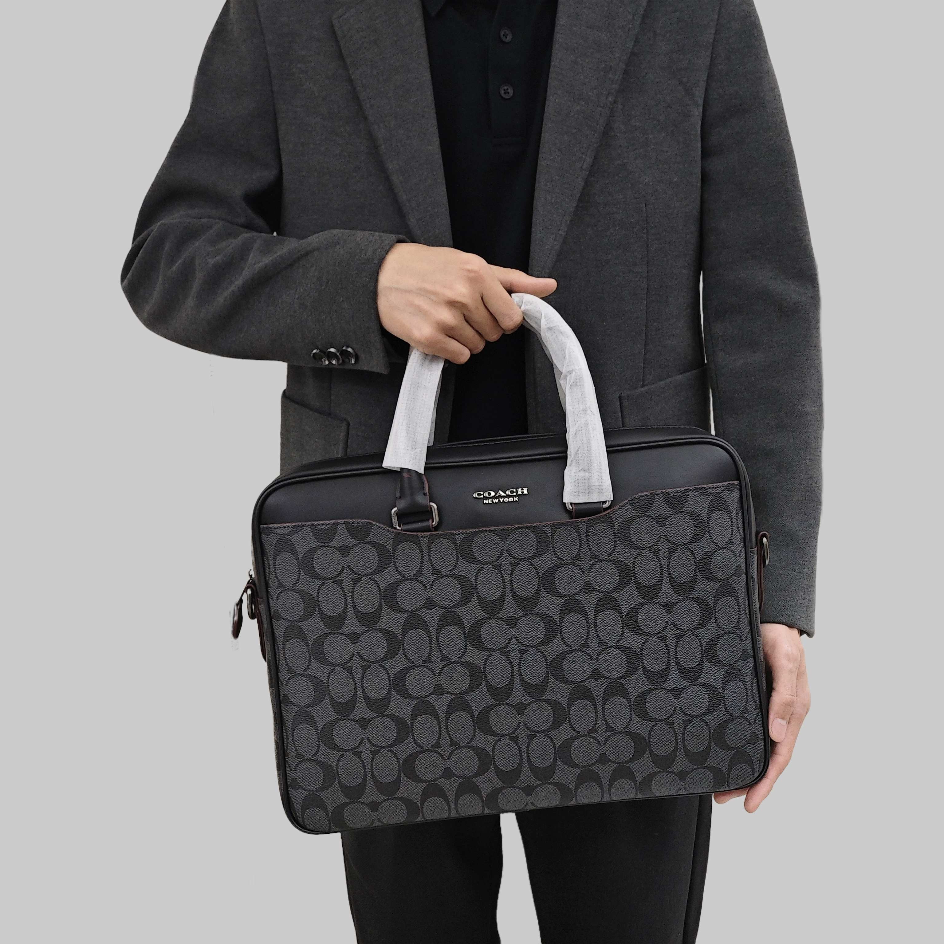 蔻驰男士公文包💰280 尺寸:39×28×6cm 特点:风格商务休闲,通勤实用性高。 方式:拉链式开合,内置拉链口袋及平板夹层,空间宽裕,配有可拆卸背带,可手提可斜挎。