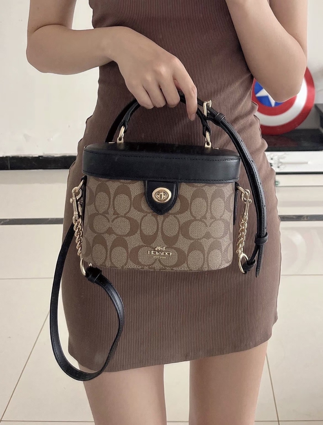 蔻驰化妆盒子包💰280 尺寸:20×13×10cm 特点:充满传统蔻驰特色,上身十分雅致。 方式:锁扣翻盖开合,内里空间宽裕,配有可拆卸的长肩带,可手拎可斜挎背。