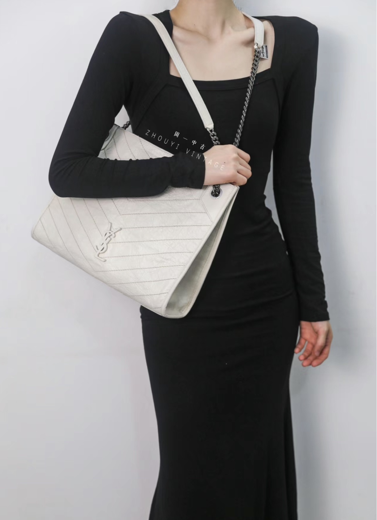 圣罗兰Niki shopping bag💰300 尺寸：33×27×12cm 特点：造型潇洒慵懒，通勤职场绝佳。 方式：吸磁式开合，内置拉链口袋，内衬空间很大，可放下平板电脑等办公物品。