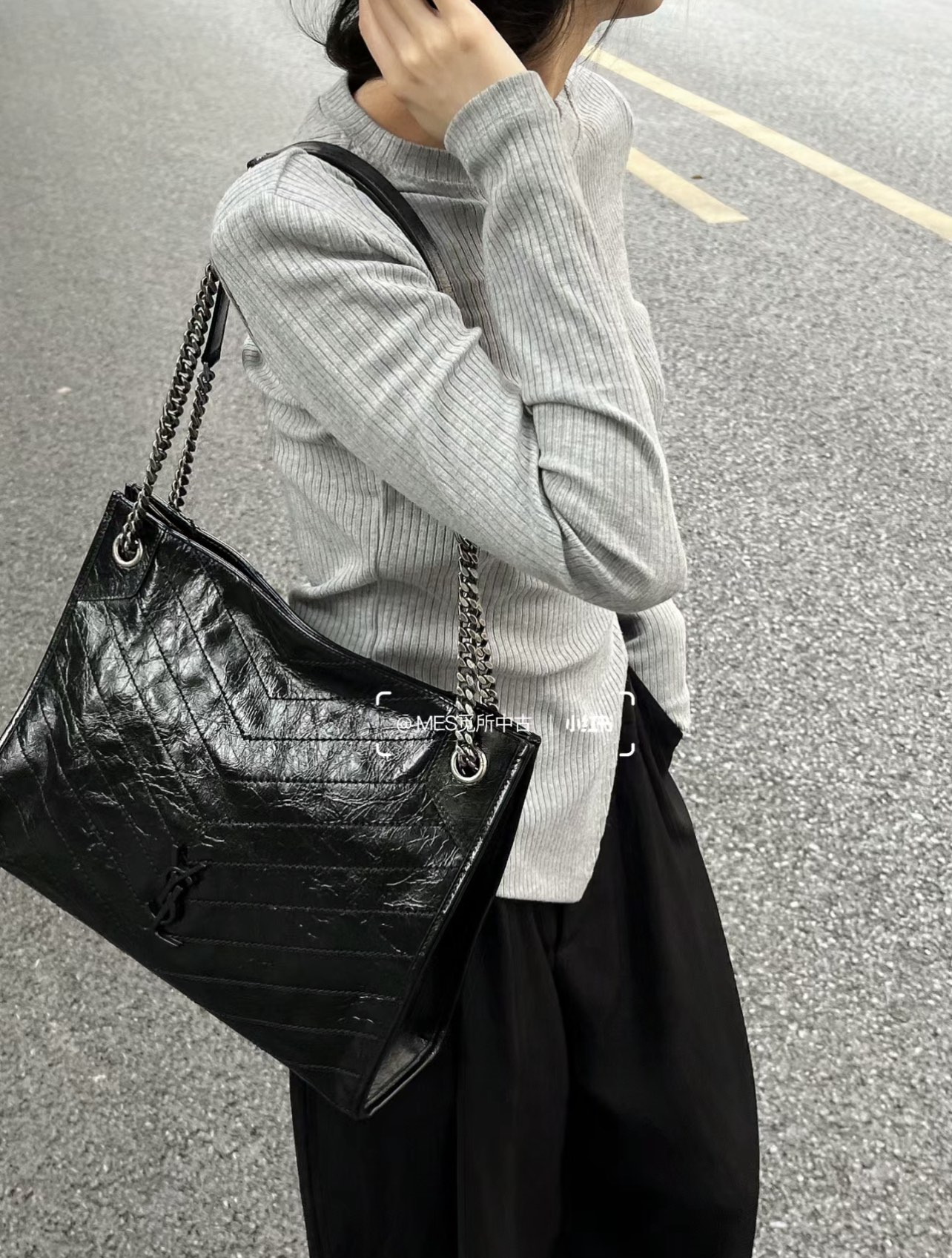 圣罗兰Niki shopping bag💰300 尺寸：33×27×12cm 特点：造型潇洒慵懒，通勤职场绝佳。 方式：吸磁式开合，内置拉链口袋，内衬空间很大，可放下平板电脑等办公物品。