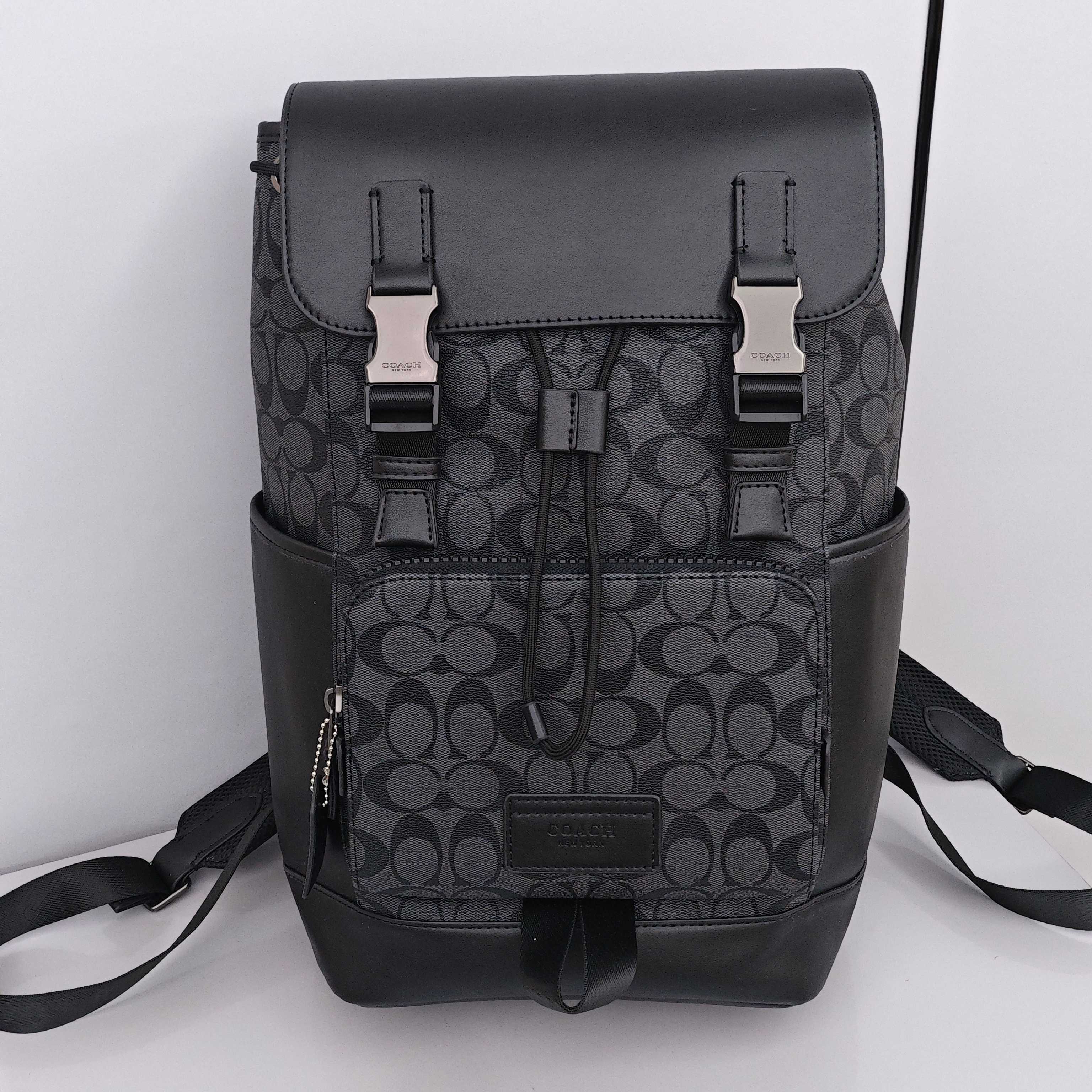 蔻驰男士双肩包💰300 尺寸:42×27×15cm 特点:多功能设计,通勤休闲两不误。 方式:卡扣式翻盖开合,内置及外部均有拉链口袋,内部空间宽裕,背带可调节。