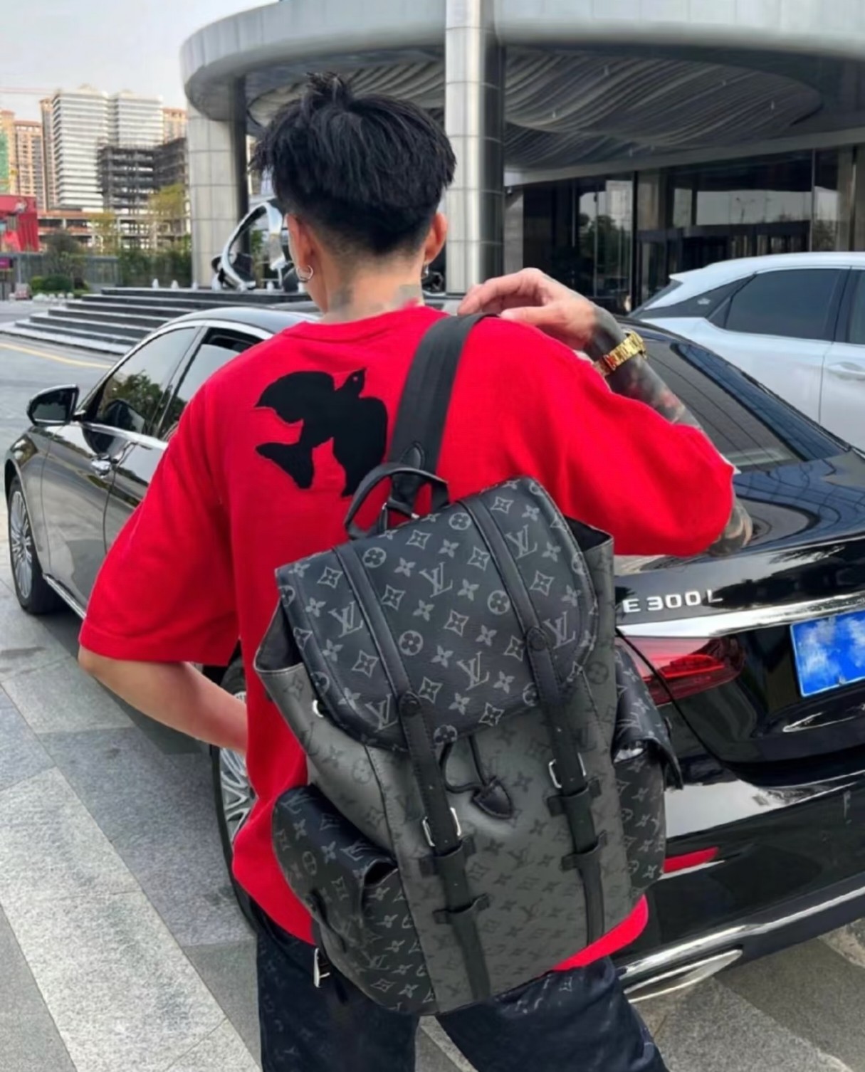 Lv男士双肩包 尺寸:44×38×21cm 特点:多功能设计,通勤休闲两不误. 方式:纽扣翻盖式开合,口袋采用抽绳式,保证安全性,双侧设有储物口袋,内部空间宽裕,背带可调节.