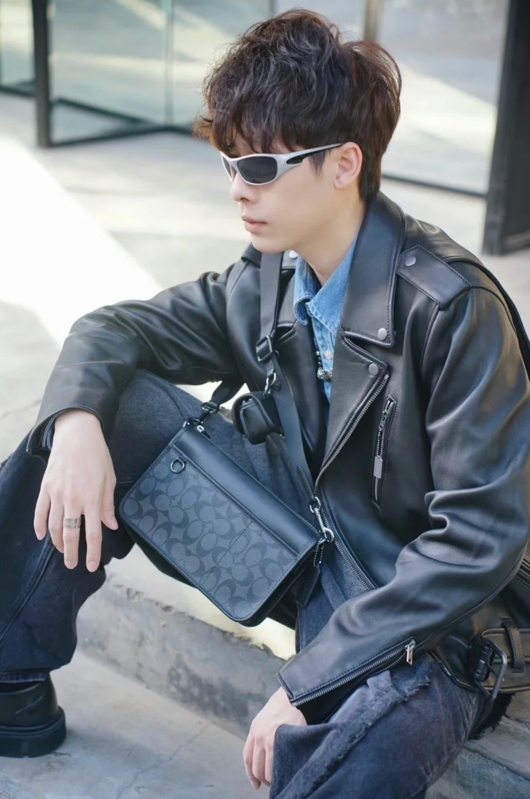 蔻驰二合一斜挎包💰260 尺寸:25×16×5cm 特点:标志性Signature印花,帅气十足。 方式:拉链式开合,配的小包才是灵魂,可以放置蓝牙耳机,肩带可拆卸,可手拿可斜挎背。