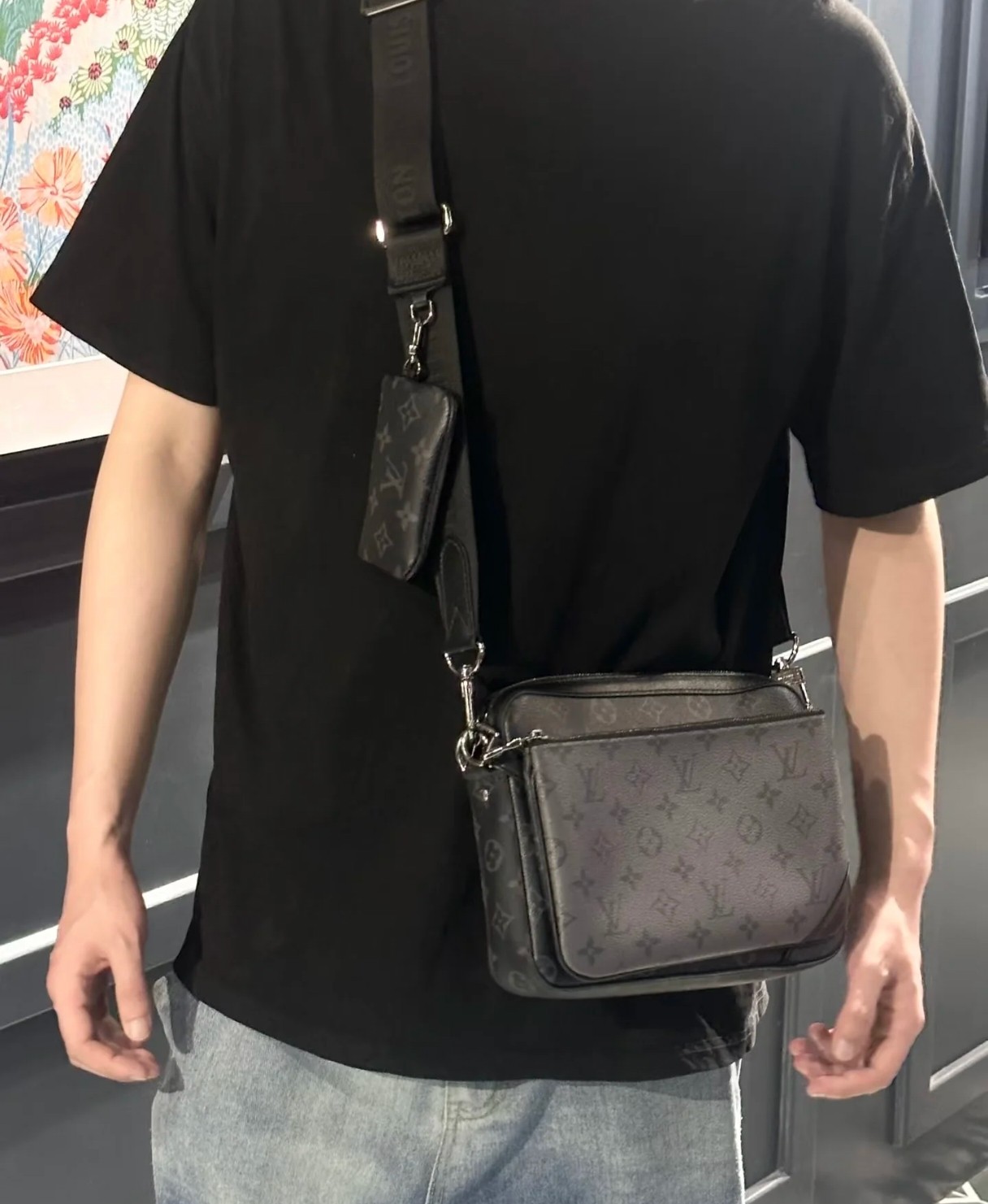 Lv黑武士邮差包 尺寸:25×18.5×7cm 特点:多功能拼搭设计,四季百搭. 方式:拉链式开合,内部空间可放下手机充电宝等日常随身物品,搭配可拆卸可调节长肩带,可自由组装搭配.