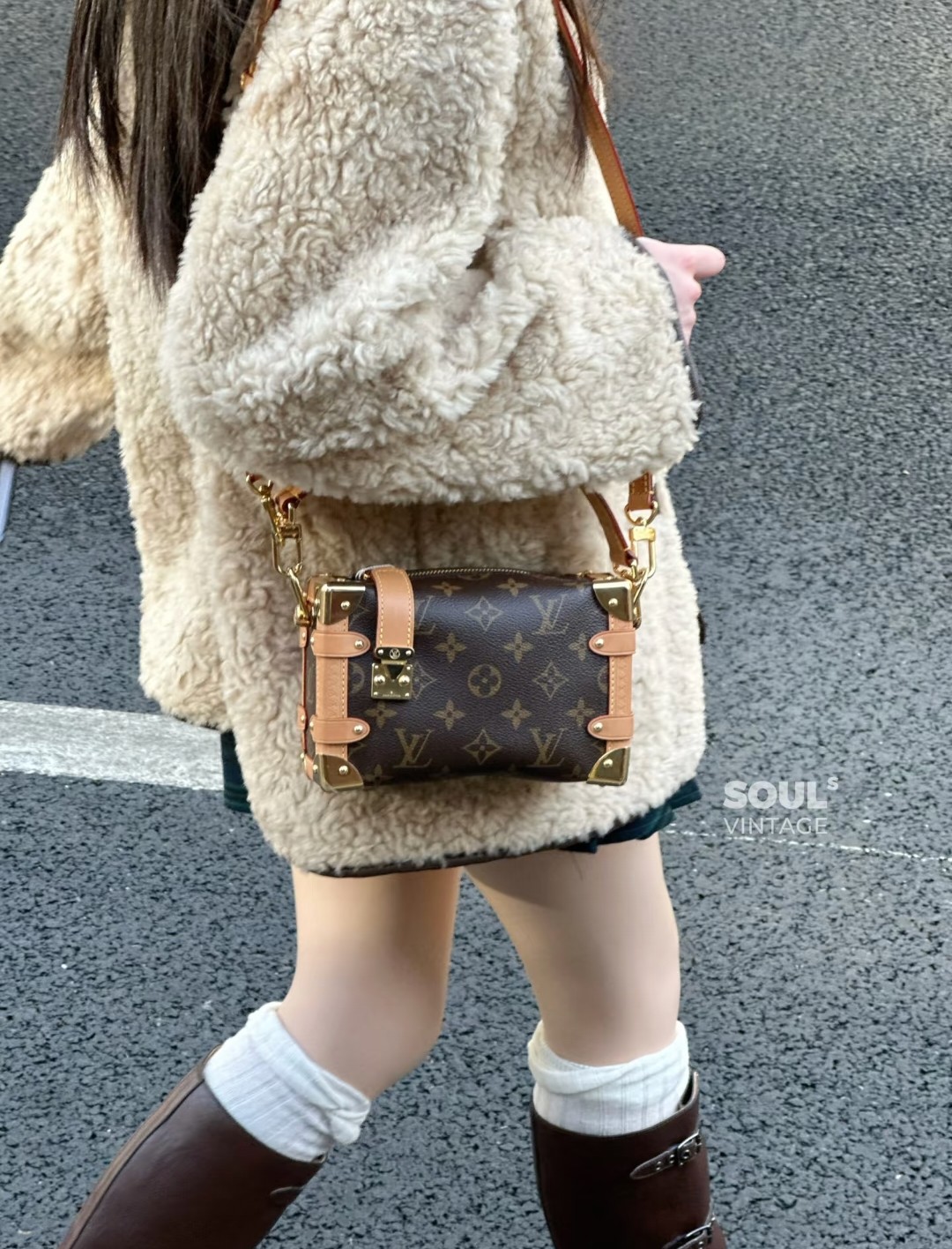 Lv Side Trunk谷爱凌同款 尺寸:18×12.5×8cm 《小号》 特点:形象感极强的软造型,个性百搭.方式:锁扣拉链式开合,可放下手机等日常随身小物品,配有手拎及斜挎两个带子.