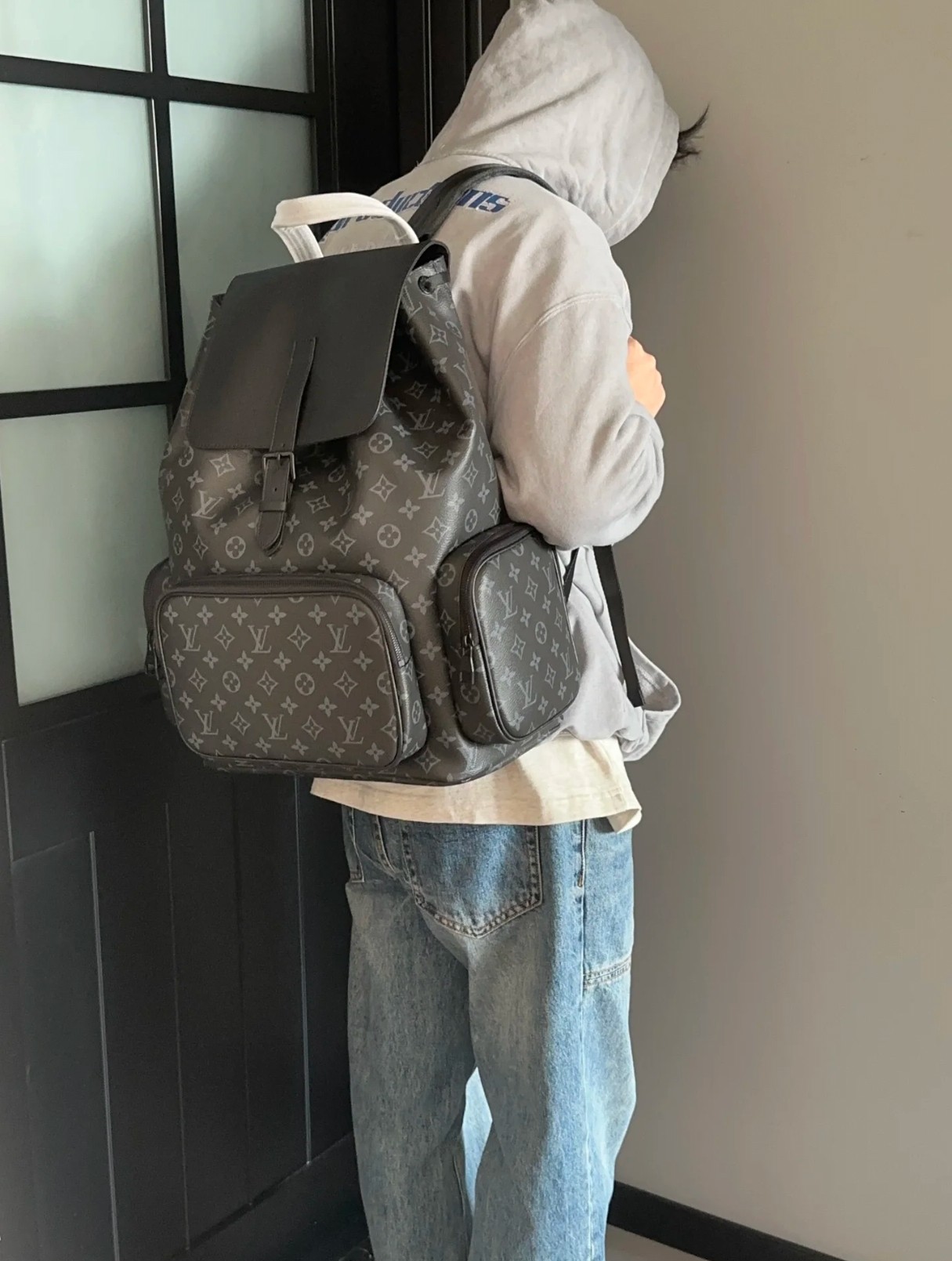 Lv Trio男士双肩包 尺寸:44×38×21cm 特点:时尚与实用并存的宝藏单品. 方式:针扣式翻盖开合,口袋抽绳加固安全,外部两侧设有口袋,功能性超强,内部空间也超大,背带可调节长短,是旅行出差的理想伴侣.