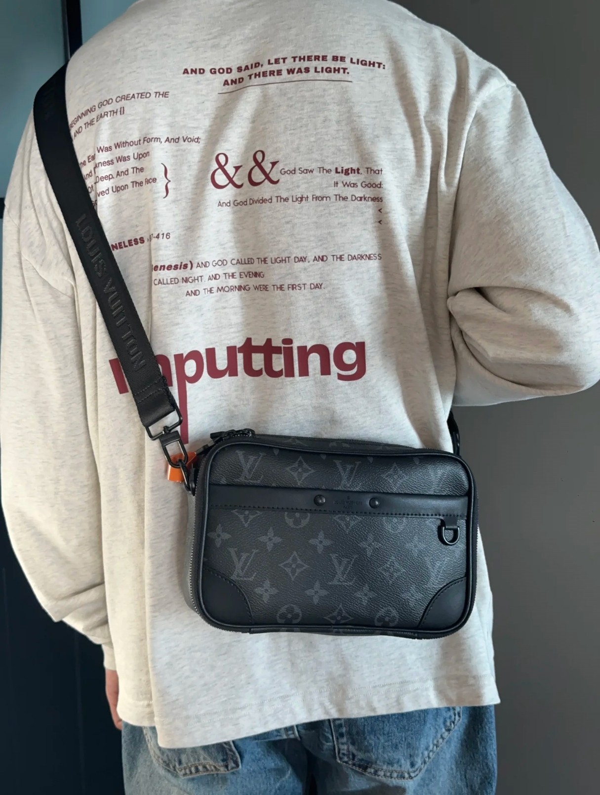 Lv Alpha邮差包 尺寸:24×16×8cm 特点:实用百搭颜值在线,通勤超赞. 方式:拉链式开合,双隔层拉链口袋,外部D扣可挂装饰品,内部空间宽裕,肩带可拆卸可调节长短.