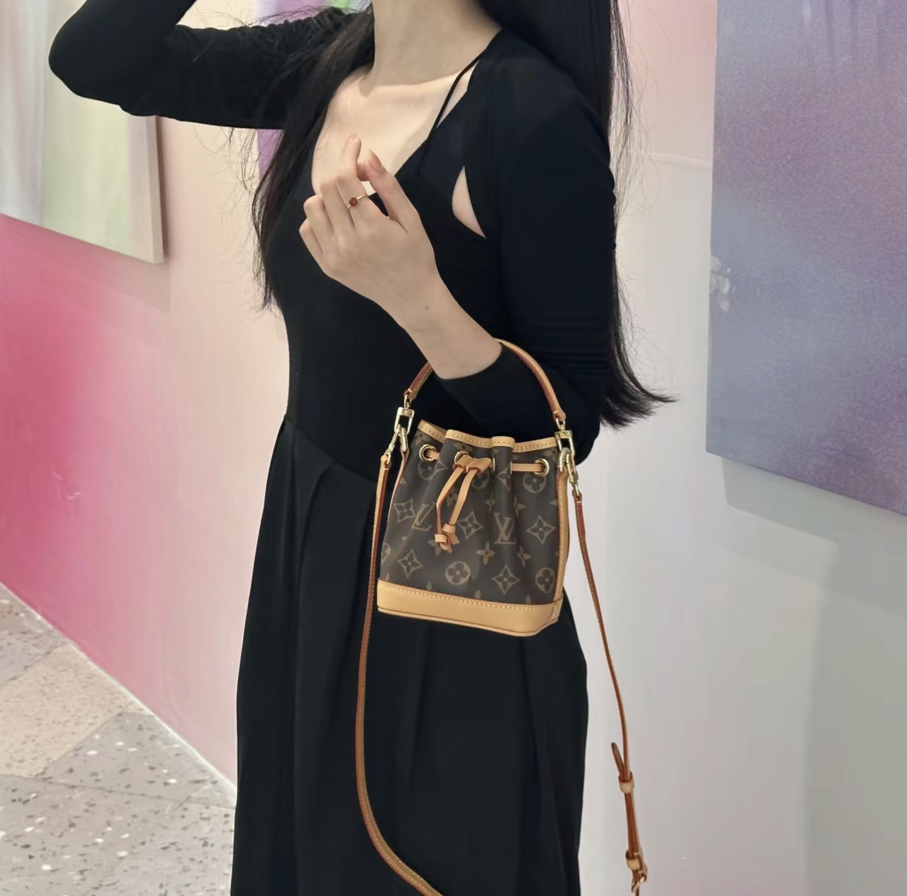 Lv nano迷你水桶包💰240《高定版》 尺寸：16×13×10cm 特点：高级精致小巧，四季百搭。 简介：抽绳式开合，内部空间可放下手机等日常随身小物品，搭配手腕带及长肩带，可手拎/可斜挎背。