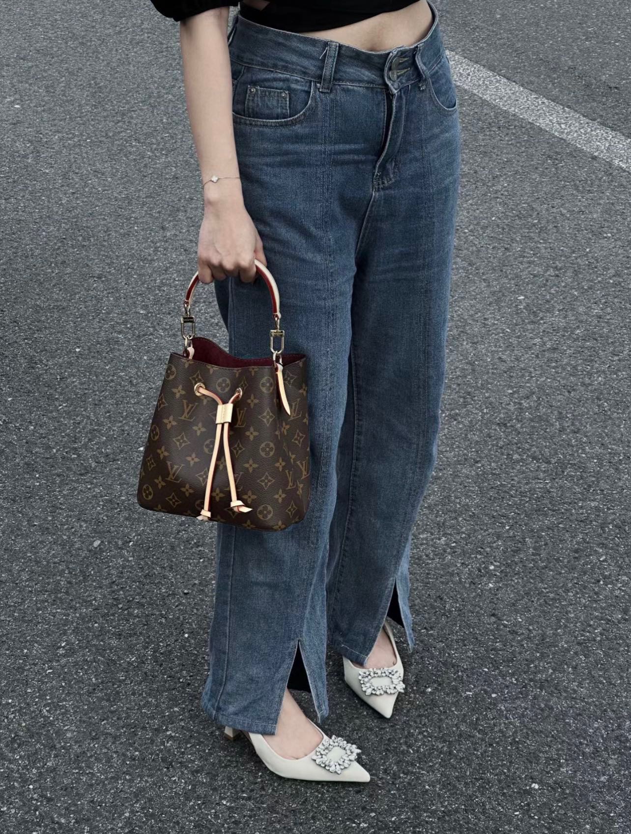 ✅Lv Neonoe bb水桶包💰250 尺寸：21×21×14cm 简介：抽绳式开合，内部空间夹层设计，分布合理宽敞，搭配可调节可拆卸背带，可手提/可斜挎背。