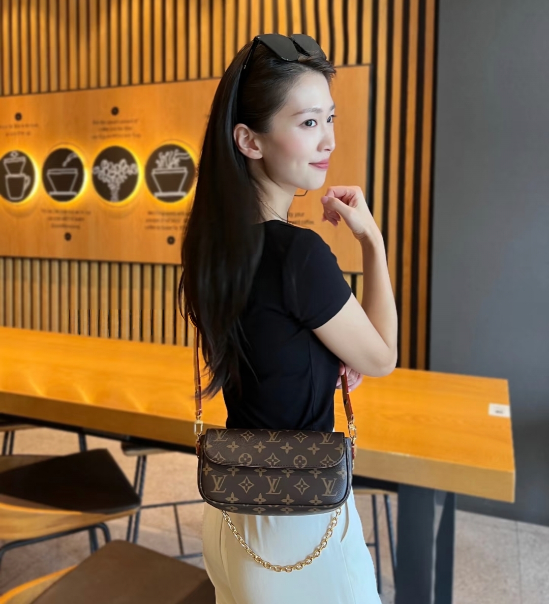 Lv ivy woc腋下包💰240《高定版》 尺寸：24×12×4.5cm 特点：高级精致小巧，四季百搭。 简介：吸磁翻盖开合，内置拉链口袋及卡槽，内部空间可放下手机充电宝等日常随身物品，搭配可调节肩带，可腋下背/可斜挎背。