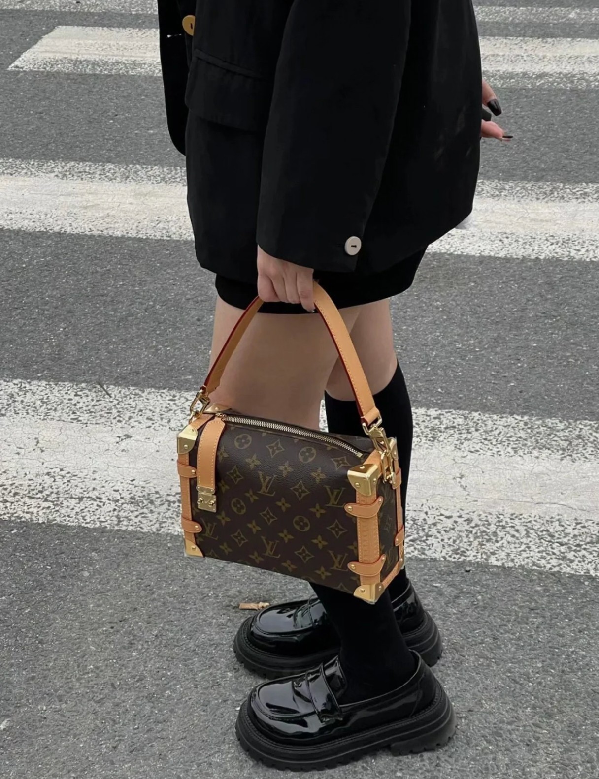 Lv Side Trunk谷爱凌同款 尺寸:21×14×6cm 《中号》 特点:形象感极强的软造型,个性百搭. 方式:锁扣拉链式开合,内部空间可放下手机充电宝等日常随身物品,配有手拎及斜挎两个带子.