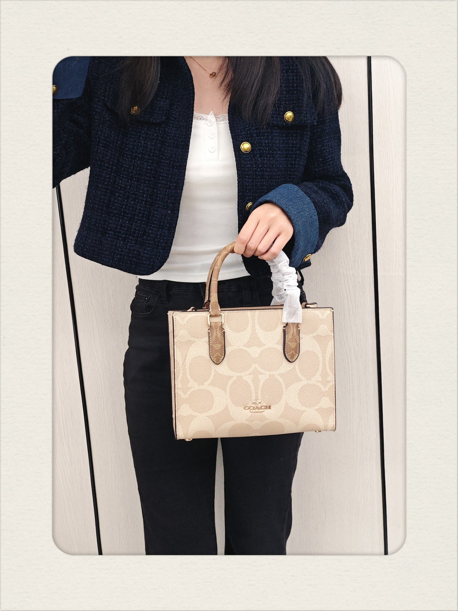 蔻驰·Maggie托特包💰260 尺寸:25×12×9cm 特点:精致耐看型,百搭有气场。 方式:拉链式开合,内置拉链口袋,内部空间宽裕,配有可拆卸长肩带,可手提可斜挎背。