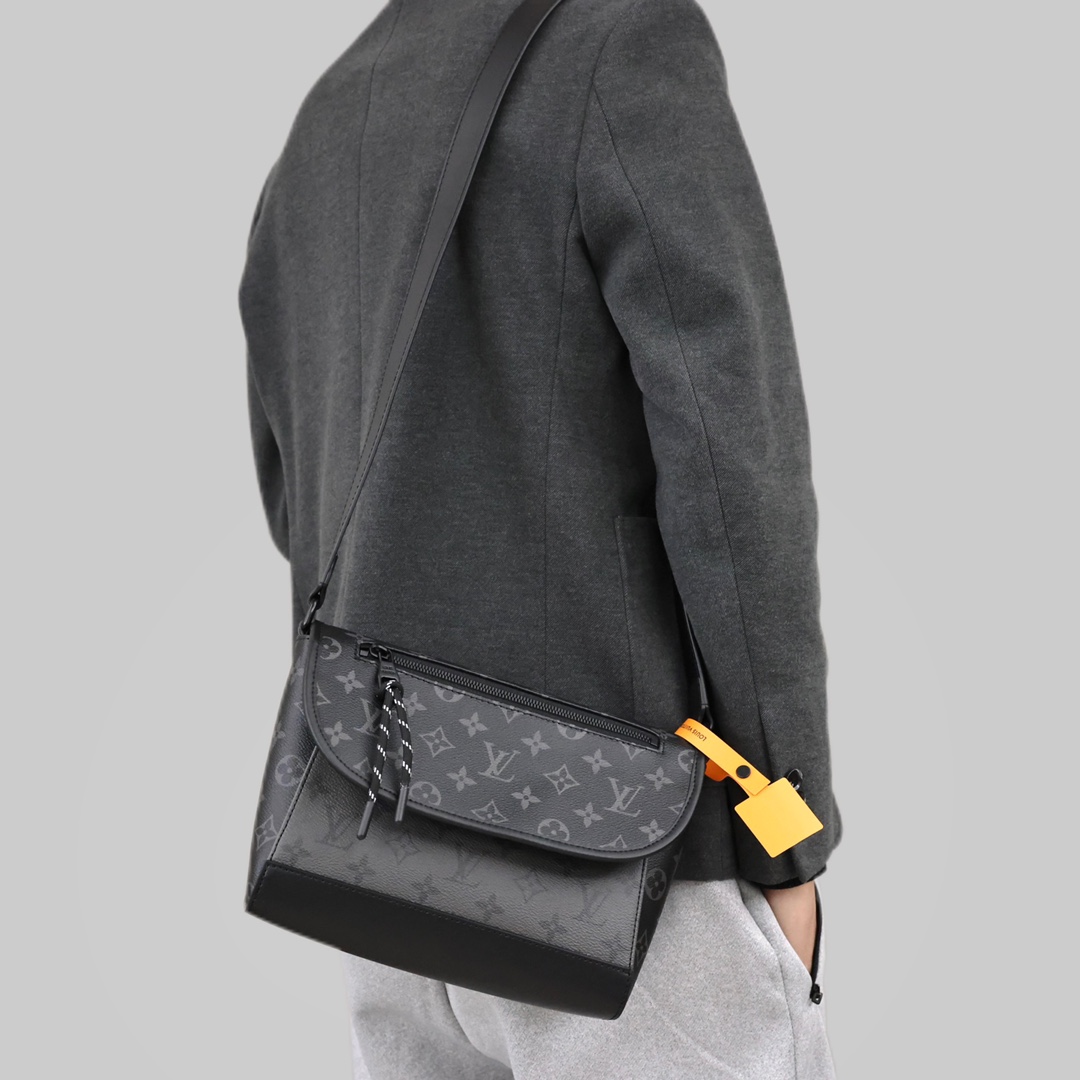 Lv Pulse黑武士邮差包💰280 尺寸:27×17×11cm 特点:黑灰拼色,百搭时尚款。 方式:吸磁翻盖开合,翻盖背面设有拉链口袋,内部空间可放下手机充电宝等日常随身物品,背带可调节长短。