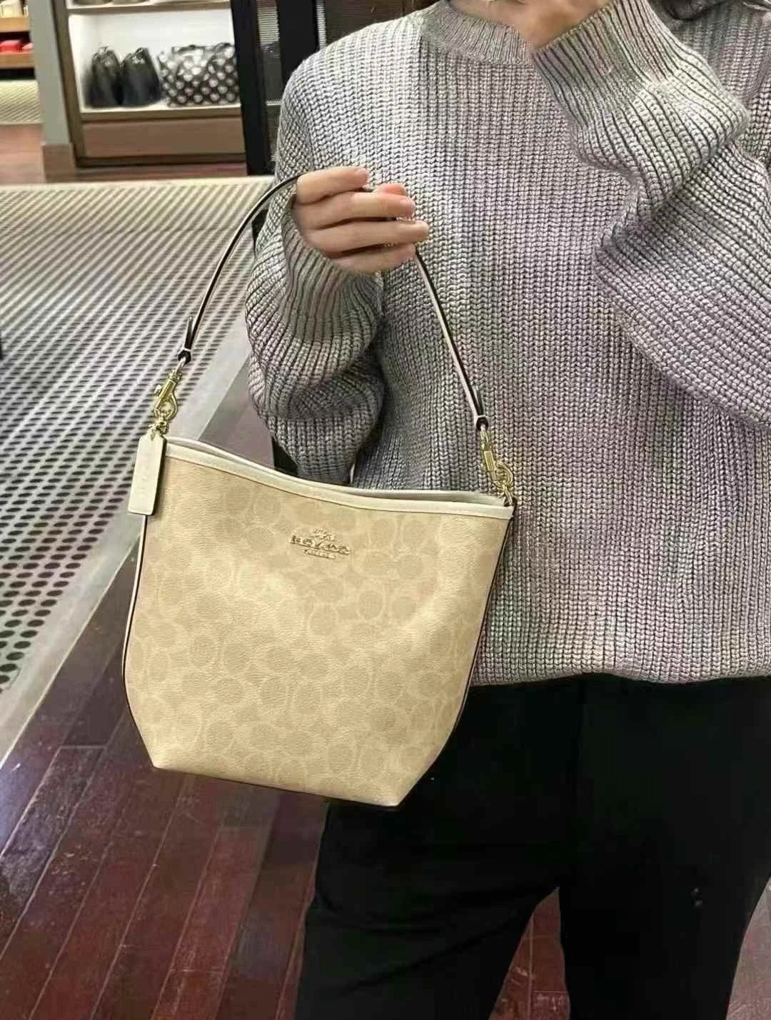 蔻驰City17水桶包💰260 尺寸:21×17×12cm 特点:能装的通勤包,轻便简约。 方式:吸磁扣开合,内部设有拉链口袋,空间非常宽敞,配有两条带子,均可拆卸,可手提可斜挎背。