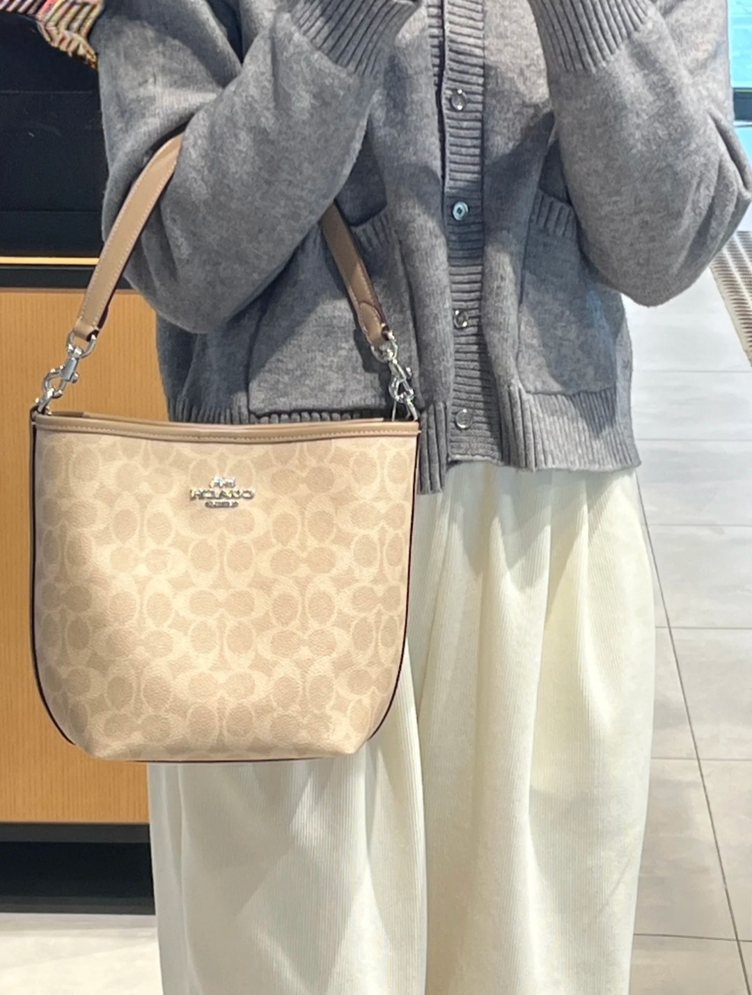 蔻驰City17水桶包💰260 尺寸:21×17×12cm 特点:能装的通勤包,轻便简约。 方式:吸磁扣开合,内部设有拉链口袋,空间非常宽敞,配有两条带子,均可拆卸,可手提可斜挎背。