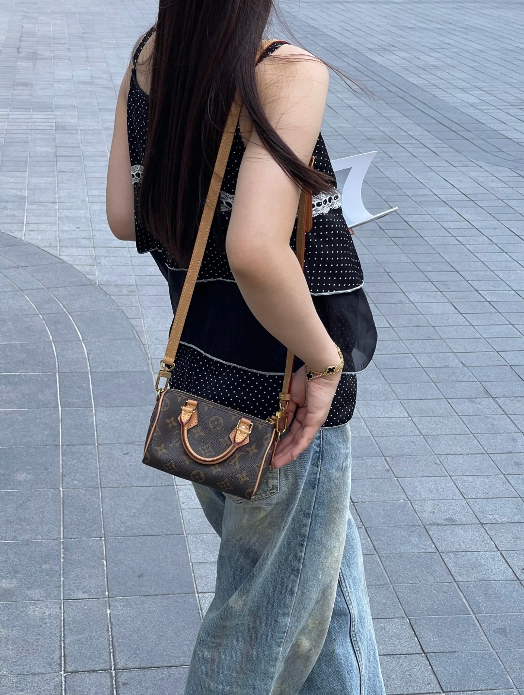 Lv nano迷你枕头包💰220 尺寸：16×11×9cm 特点：精致小巧，自重很轻且百搭。 方式：拉链式开合，内部空间可放下手机等日常随身小物品，配有可拆卸肩带，可手拎可斜挎背。