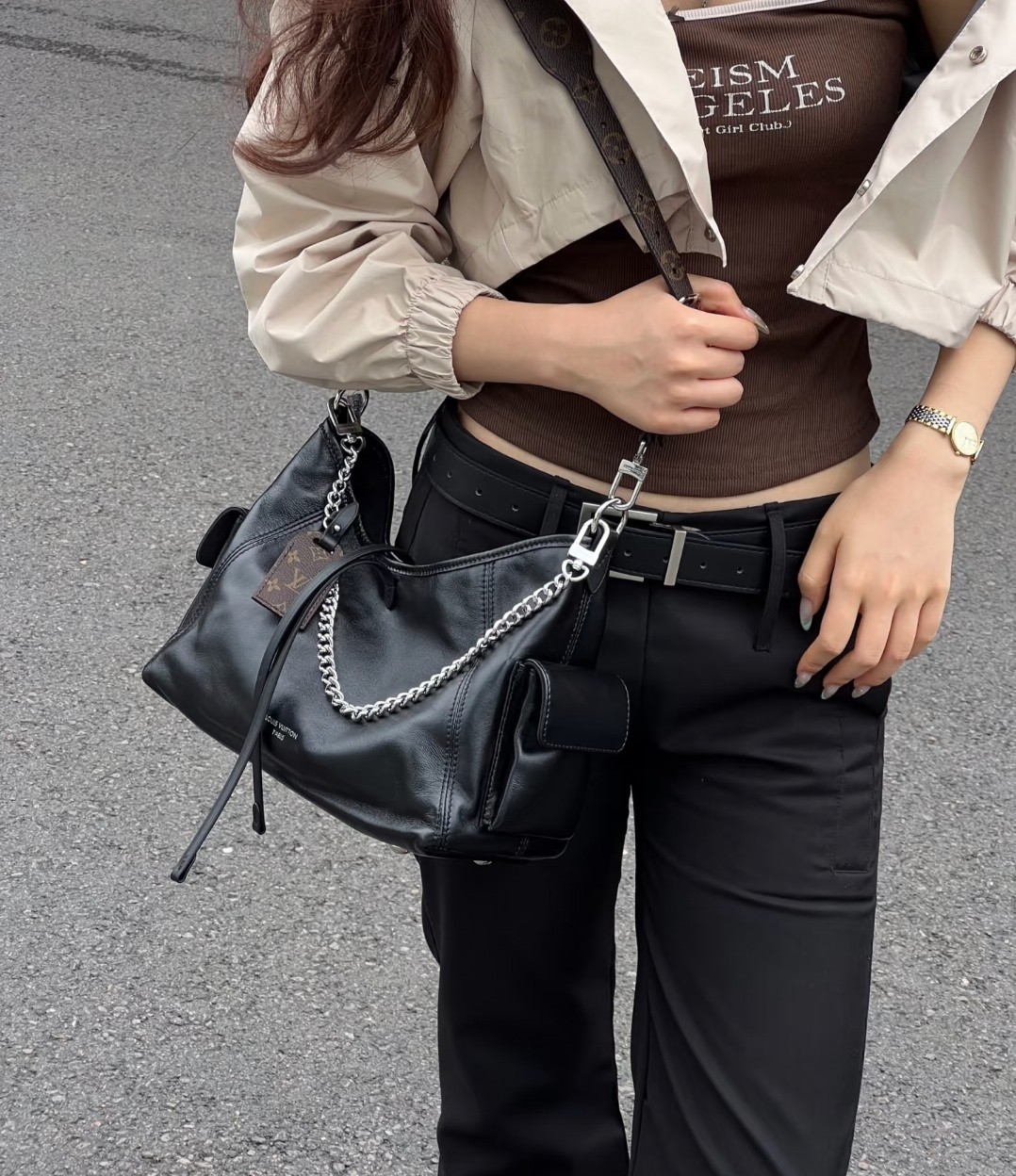 Lv Carryall黑武士💰320｜小号 尺寸：33.5×23×15cm 特点：上身随性慵懒，通勤好搭档。 方式：吸磁式开合，内部空间可放下大屏ipad等随身物品，适合通勤旅行，搭配金属链条+两侧口袋，功能性很好，肩带可调节长短。