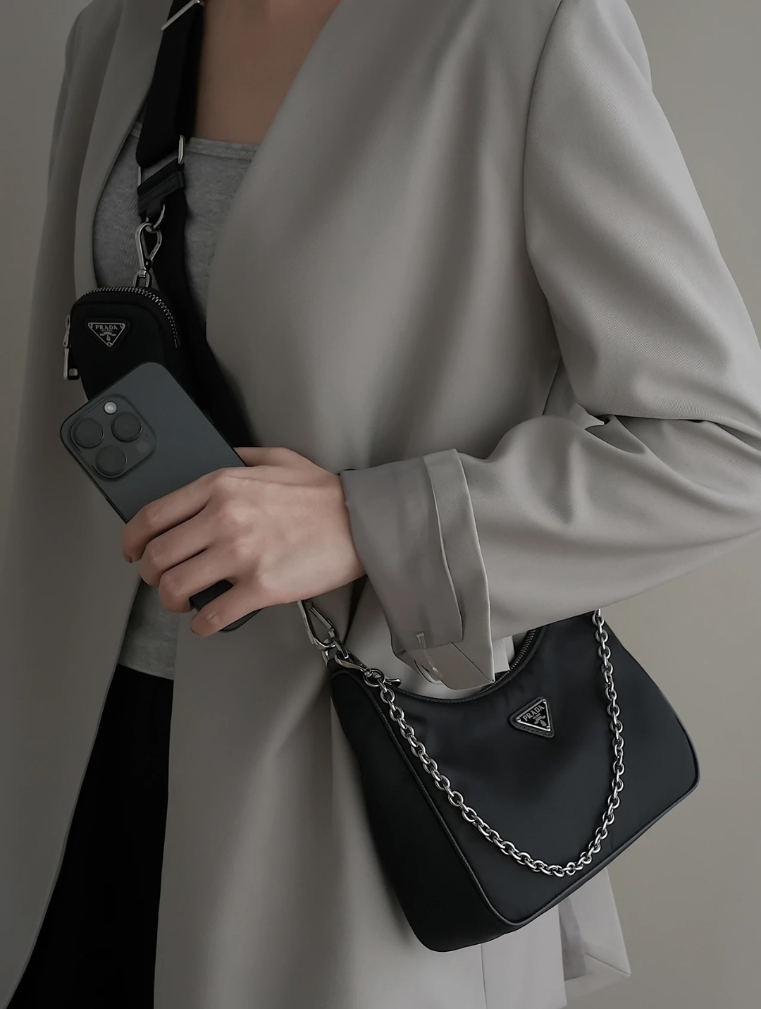 普拉达三合一💰210 尺寸:22×18×6.5cm 特点:非常精致且耐用抗造的包包。 方式:拉链式开合,内部空间可放下手机等日常随身物品,搭配可调节拆卸的长肩带及零钱小挂包,拥有很多搭配方式。