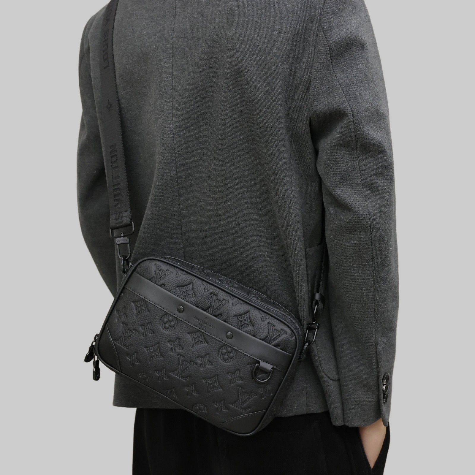 Lv Alpha相机包 尺寸:24×16×8cm 简介:拉链式开合,双隔层拉链口袋,外部D扣可挂钥匙等,内部空间可放下手机充电宝等日常随身物品,搭配的肩带可拆卸可调节长短.