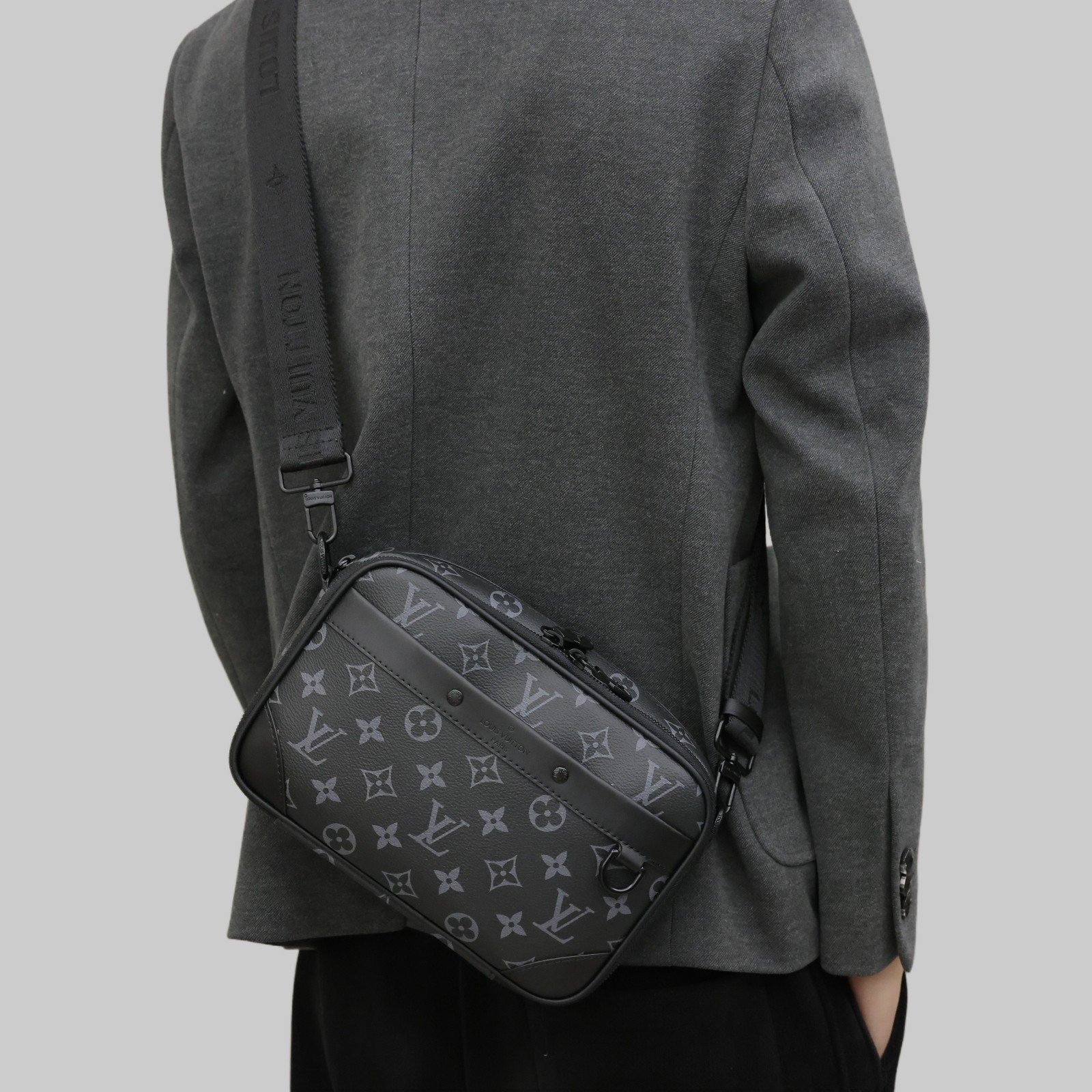 Lv Alpha相机包 尺寸:24×16×8cm 简介:拉链式开合,双隔层拉链口袋,外部D扣可挂钥匙等,内部空间可放下手机充电宝等日常随身物品,搭配的肩带可拆卸可调节长短.