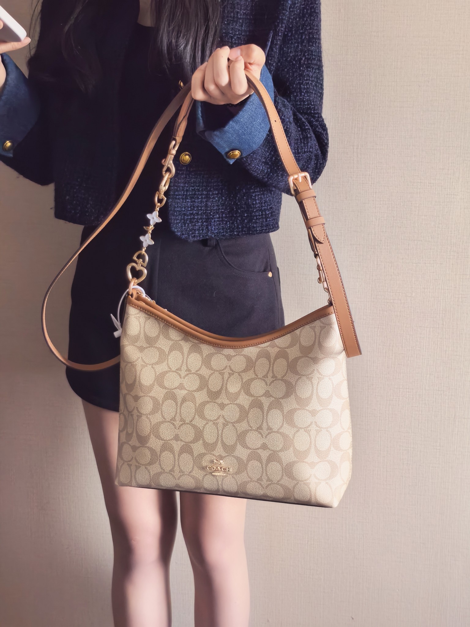 🛒蔻驰Carryall流浪包¥280 尺寸:31×23×11cm 简介:拉链式开合,内置拉链口袋,可放下平板等日常随身物品,搭配配长/短肩带各一条,可腋下背/可斜挎背。