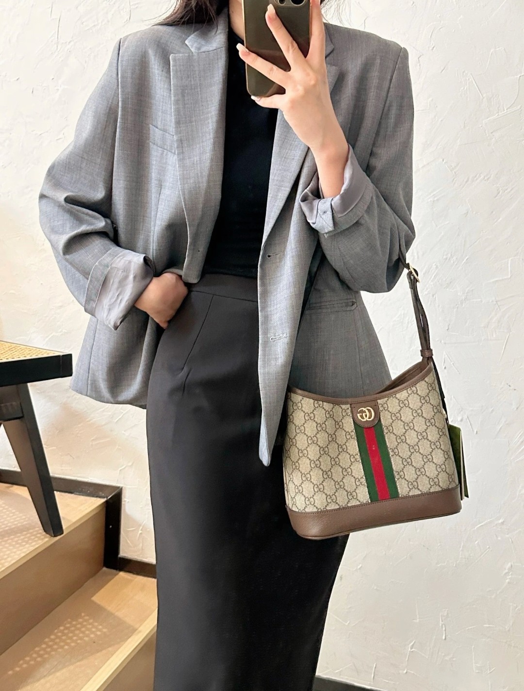 Gucci Ophidia水桶包💰280 尺寸:23×21×12cm 特点:风格知性优雅,四季百搭。 方式:吸磁式开合,内部空间可放下手机充电宝等日常随身物品,搭配可调节背带,可腋下背可斜挎背。