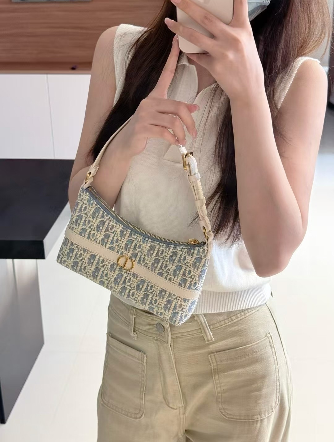 迪奥Hobo腋下包💰260 尺寸:24×14×6.5cm 特点:慵懒自在氛围感,四季百搭。 特点:拉链式开合,内部空间可放下手机充电宝等日常随身物品,背带可调节,风格清新简约。