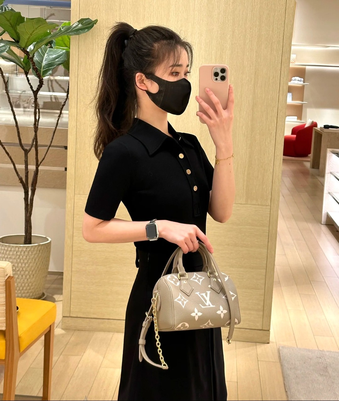 Lv speedy20枕头包💰280 尺寸：20×14×12cm 特点：风格可盐可甜，四季百搭。 方式：双向拉链式开合，内部空间可放下手机充电宝等日常随身物品，搭配可拆卸调节的长肩带，可手提可斜挎背。