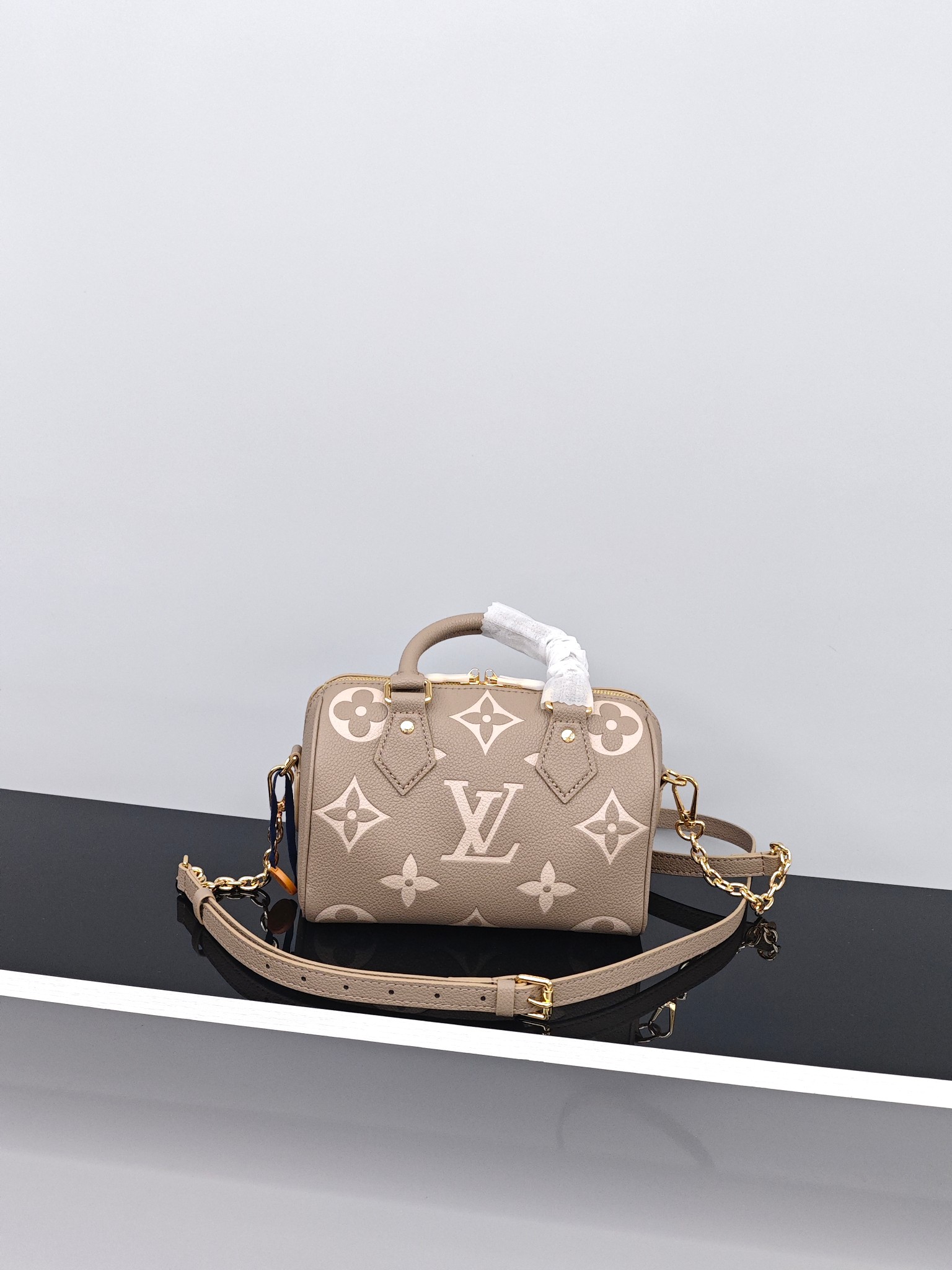 Lv speedy20枕头包💰280 尺寸：20×14×12cm 特点：风格可盐可甜，四季百搭。 方式：双向拉链式开合，内部空间可放下手机充电宝等日常随身物品，搭配可拆卸调节的长肩带，可手提可斜挎背。