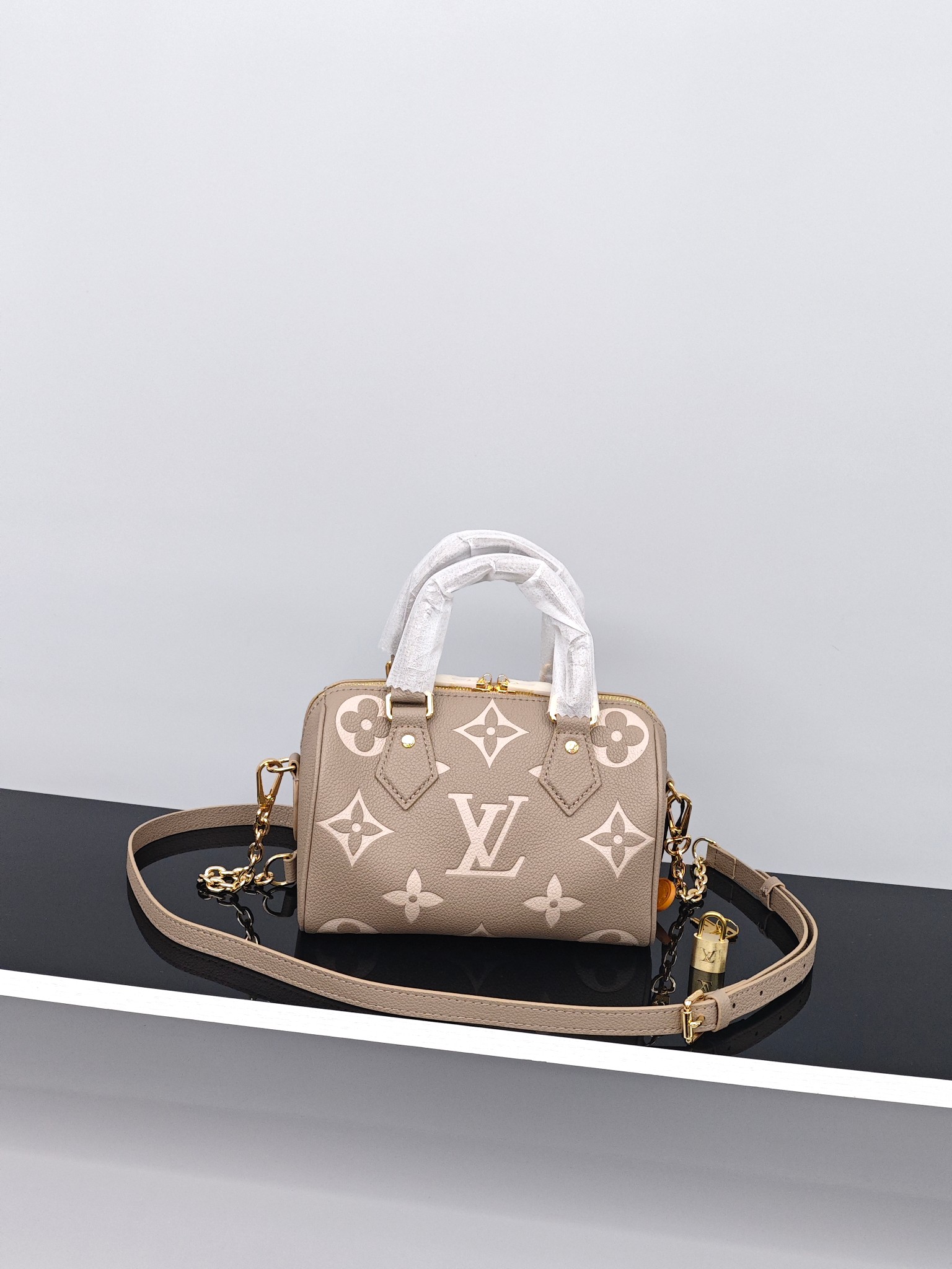 Lv speedy20枕头包💰280 尺寸：20×14×12cm 特点：风格可盐可甜，四季百搭。 方式：双向拉链式开合，内部空间可放下手机充电宝等日常随身物品，搭配可拆卸调节的长肩带，可手提可斜挎背。