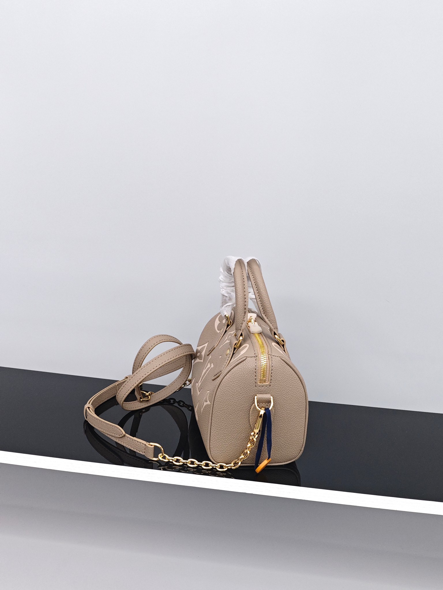 Lv speedy20枕头包💰280 尺寸：20×14×12cm 特点：风格可盐可甜，四季百搭。 方式：双向拉链式开合，内部空间可放下手机充电宝等日常随身物品，搭配可拆卸调节的长肩带，可手提可斜挎背。