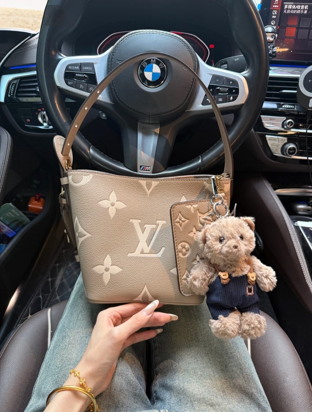 Lv allinbb水桶包💰280 尺寸：18×16×12cm 特点：风格可盐可甜，四季百搭。 方式：吸磁式开合，内部空间可放下手机充电宝等日常随身物品，搭配可拼接长肩带，可手提/可腋下背/可斜挎背。